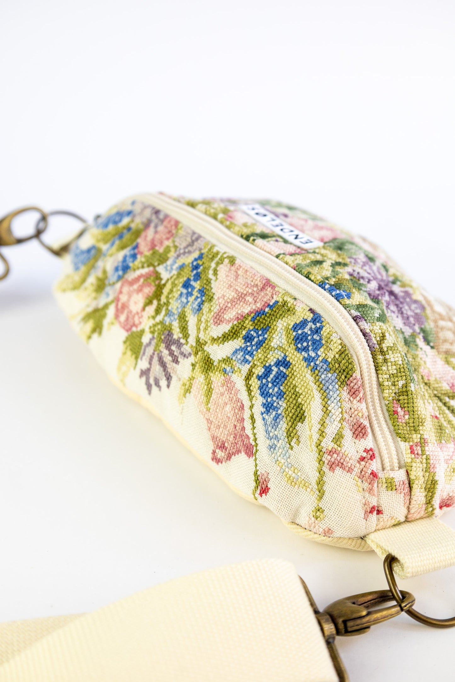 Zoe bag – tas van vintage borduurwerk - wild bloei