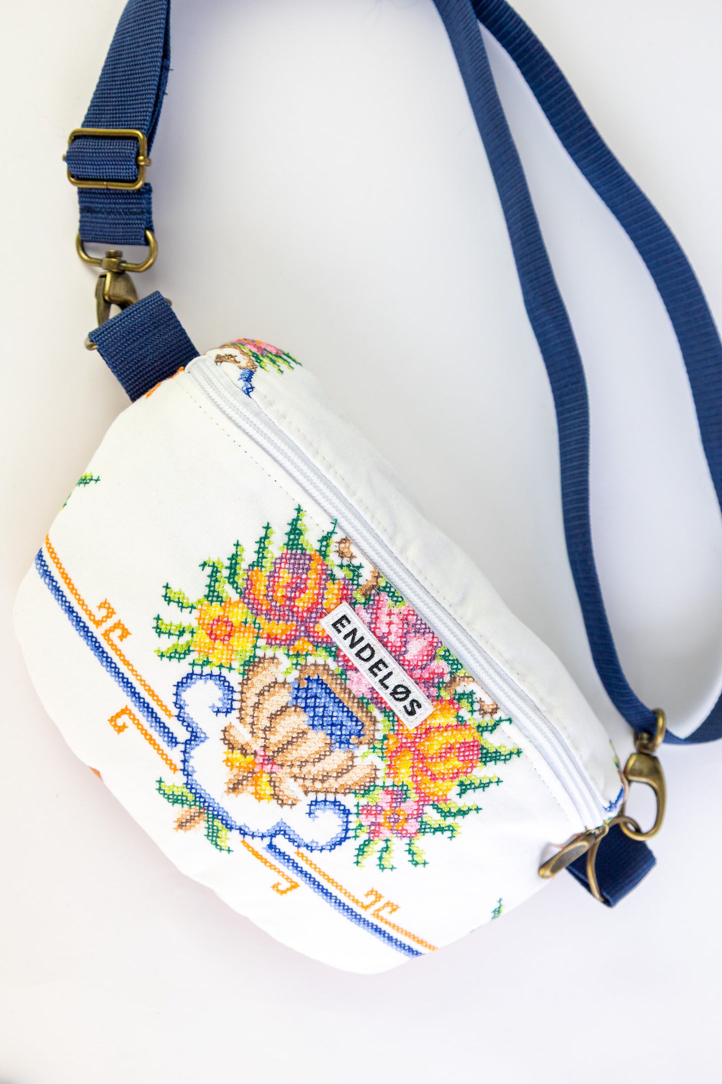 Zoe bag – tas van vintage borduurwerk - kruisstreek boeket
