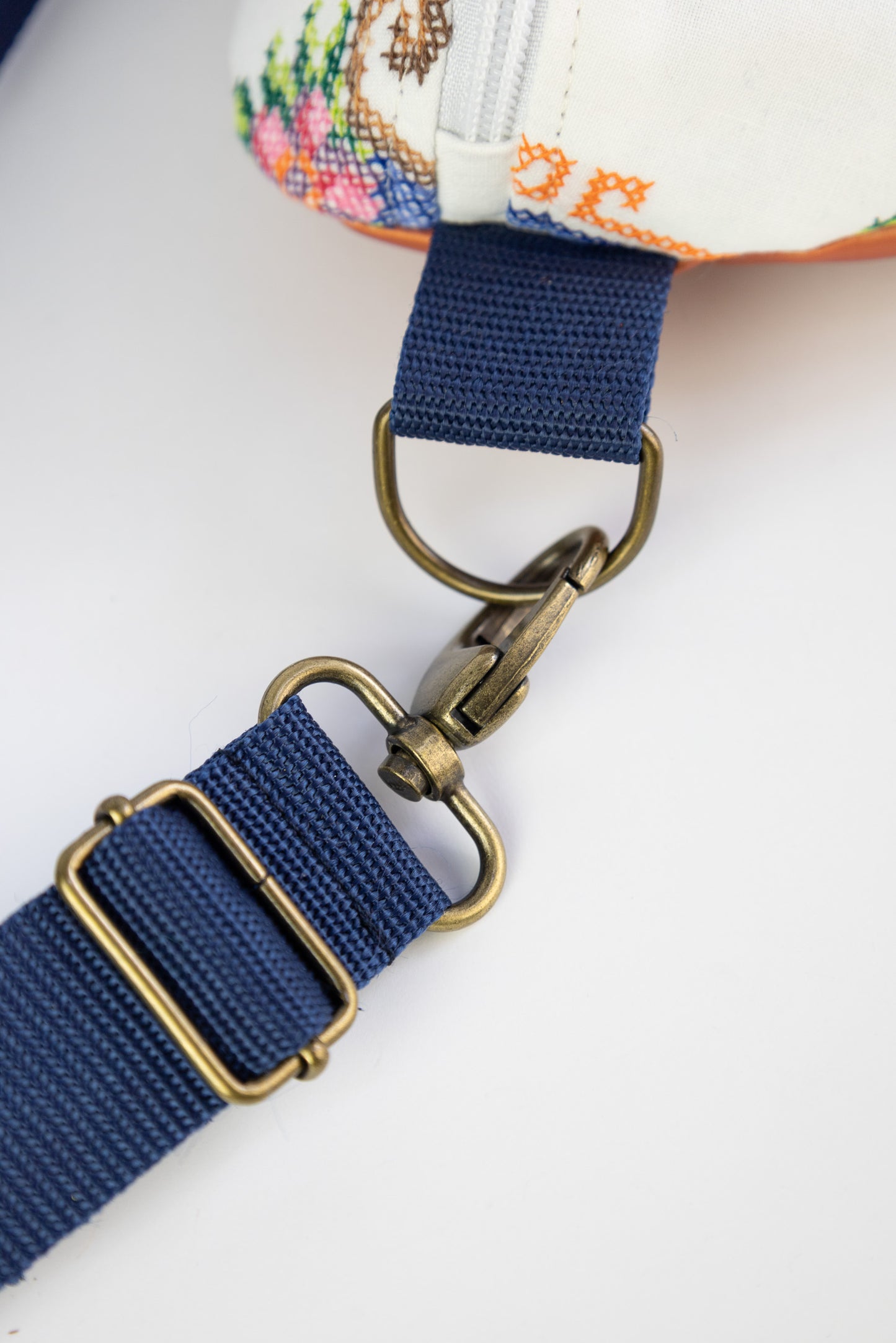 Zoe bag – tas van vintage borduurwerk - kruisstreek boeket