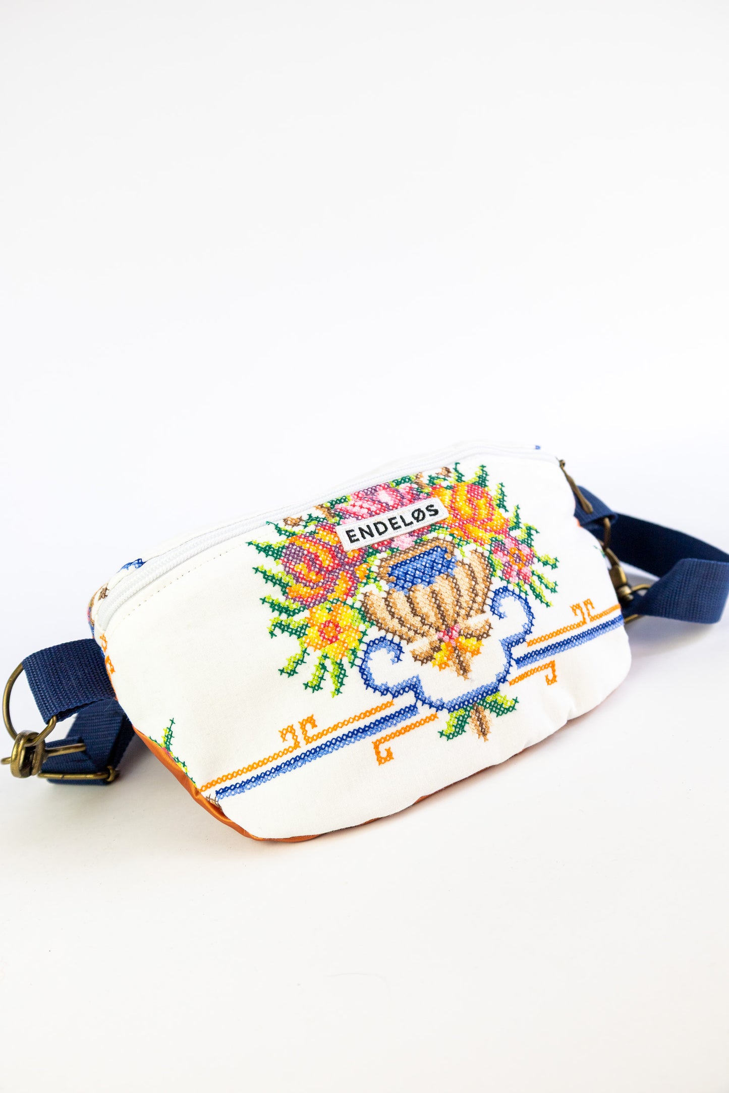 Zoe bag – tas van vintage borduurwerk - kruisstreek boeket