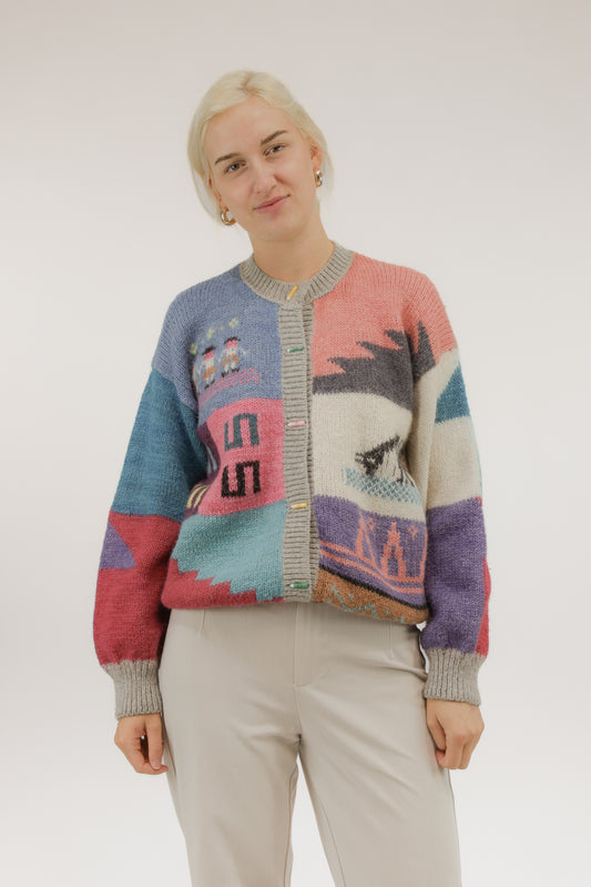 vooraanzicht van model met handgebreid vintage vest met kleurrijke vlakken en potloodknopen.