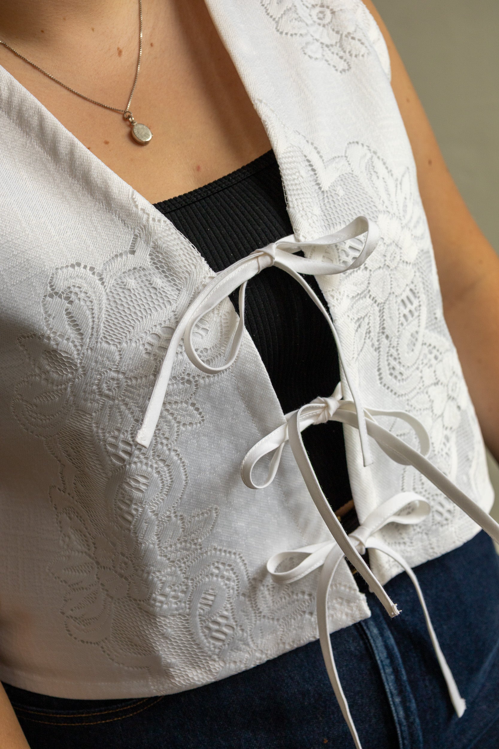 Vintage kanten gilet, handgemaakt van een authentiek tafelkleed, duurzame one of a kind kleding.