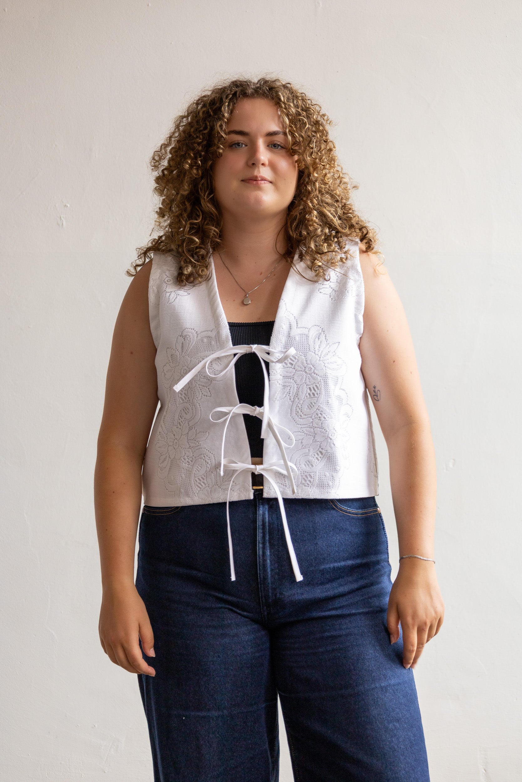 Handgemaakte gilet van een vintage kanten tafelkleed, volledig gevoerd en afgewerkt met biasband.