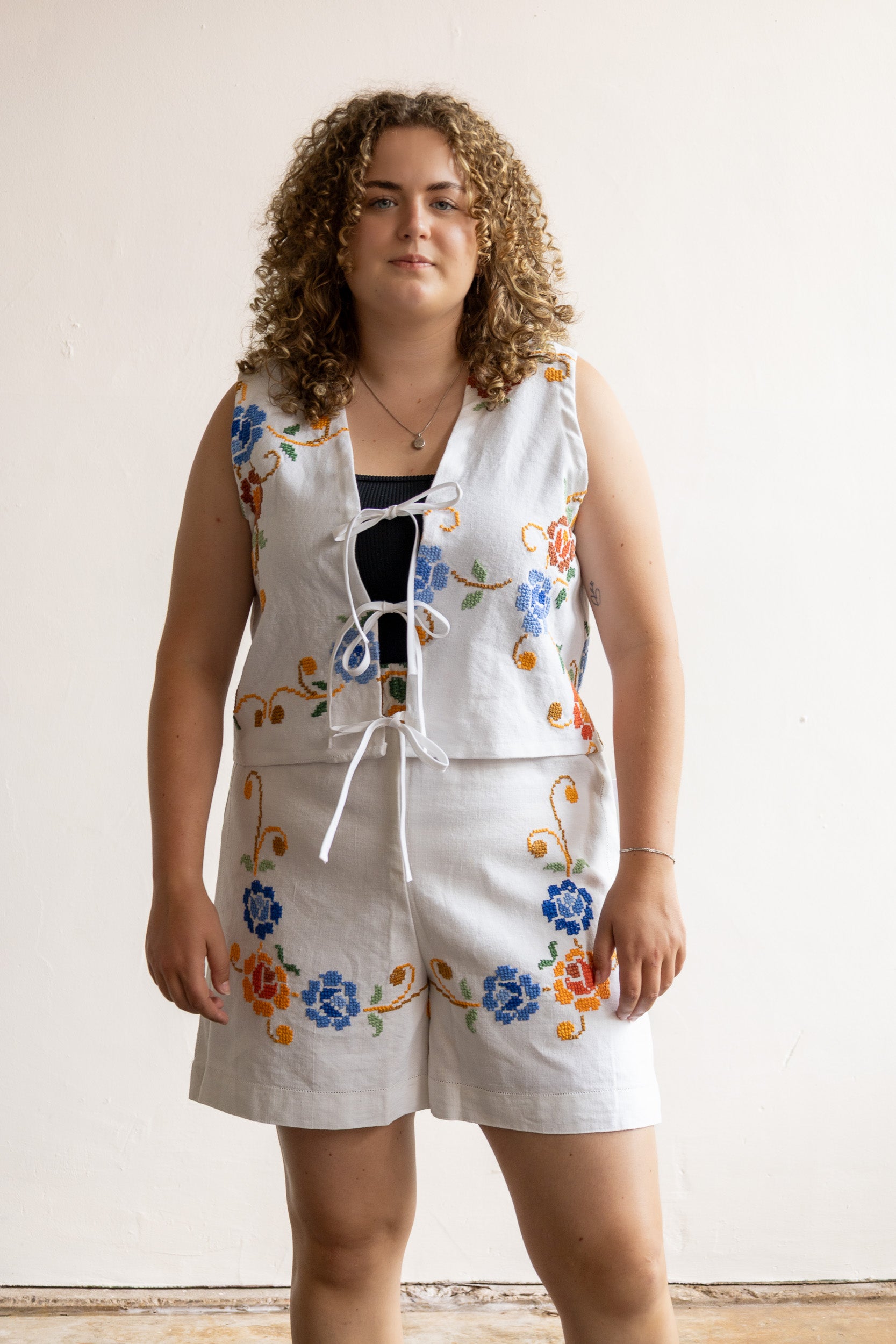 Handgemaakte top en short van een geborduurd vintage tafelkleed met kruisstekenmotief, duurzame one of a kind set van Endeløs Vintage.