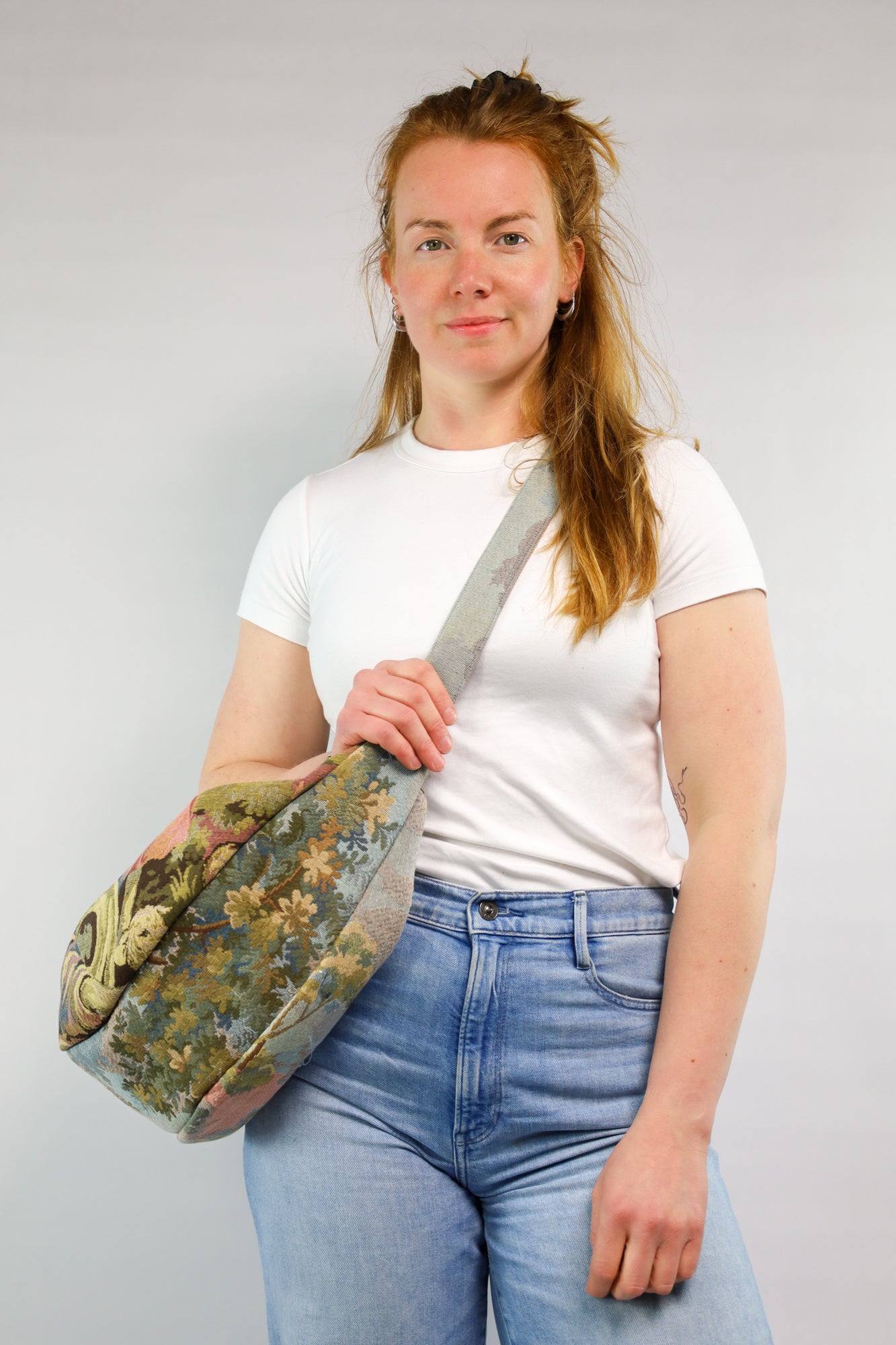 Model draagt de XL crossbody tas over de schouder
