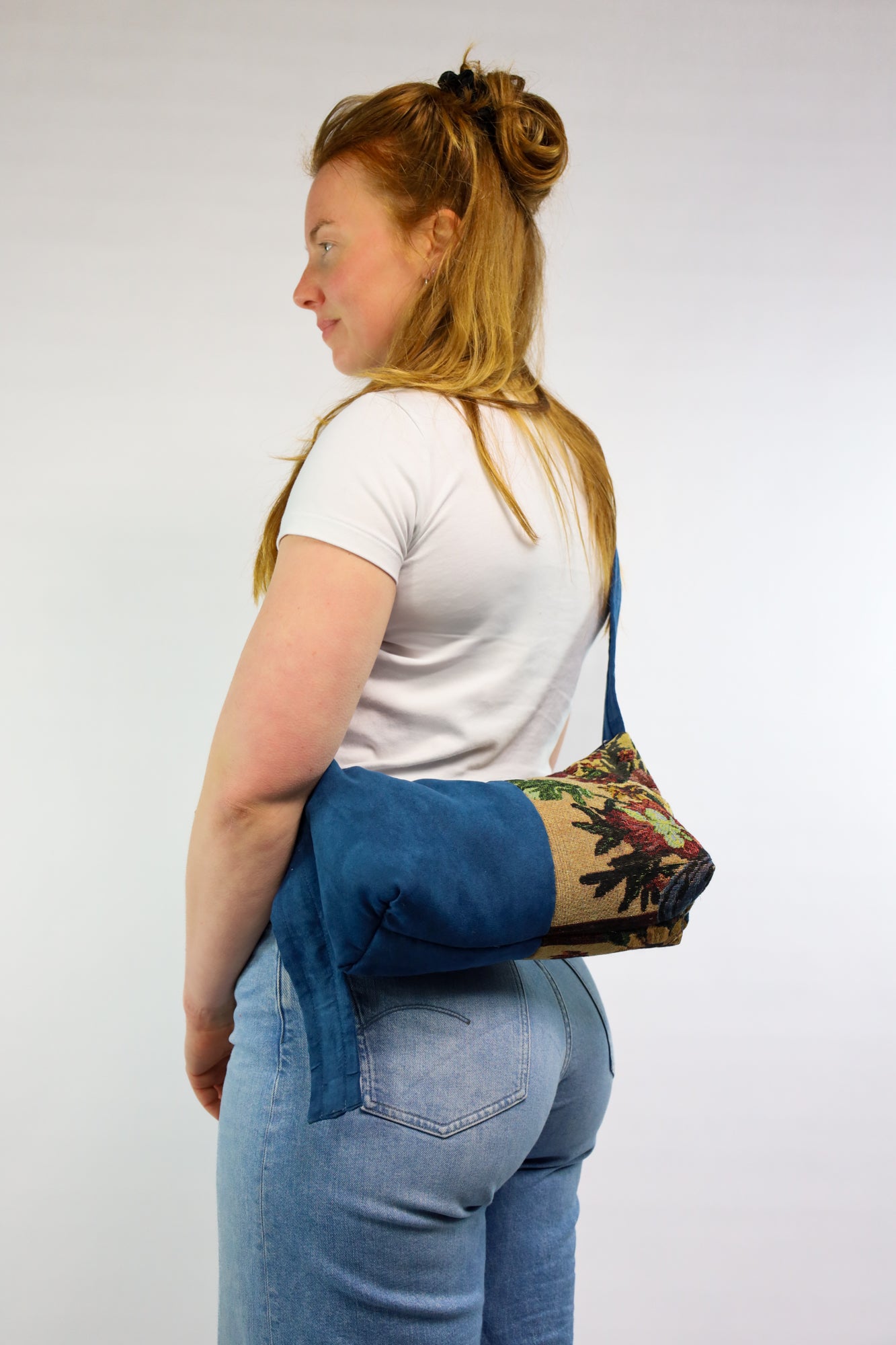 Model draagt de baguette bag als crossbody tas met verstelbare band