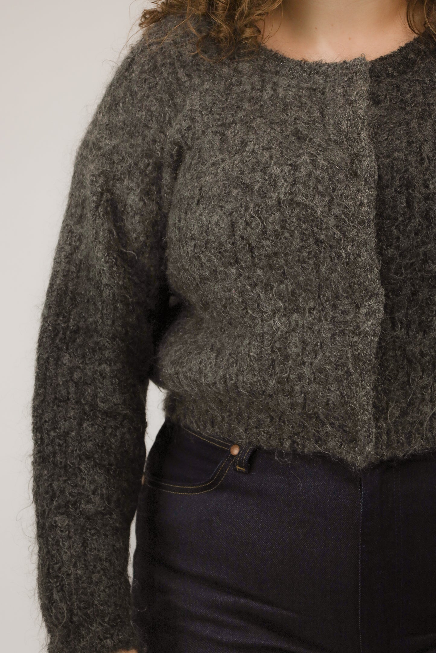 Detailopname van harige mohairstructuur en subtiele glans van het vest.