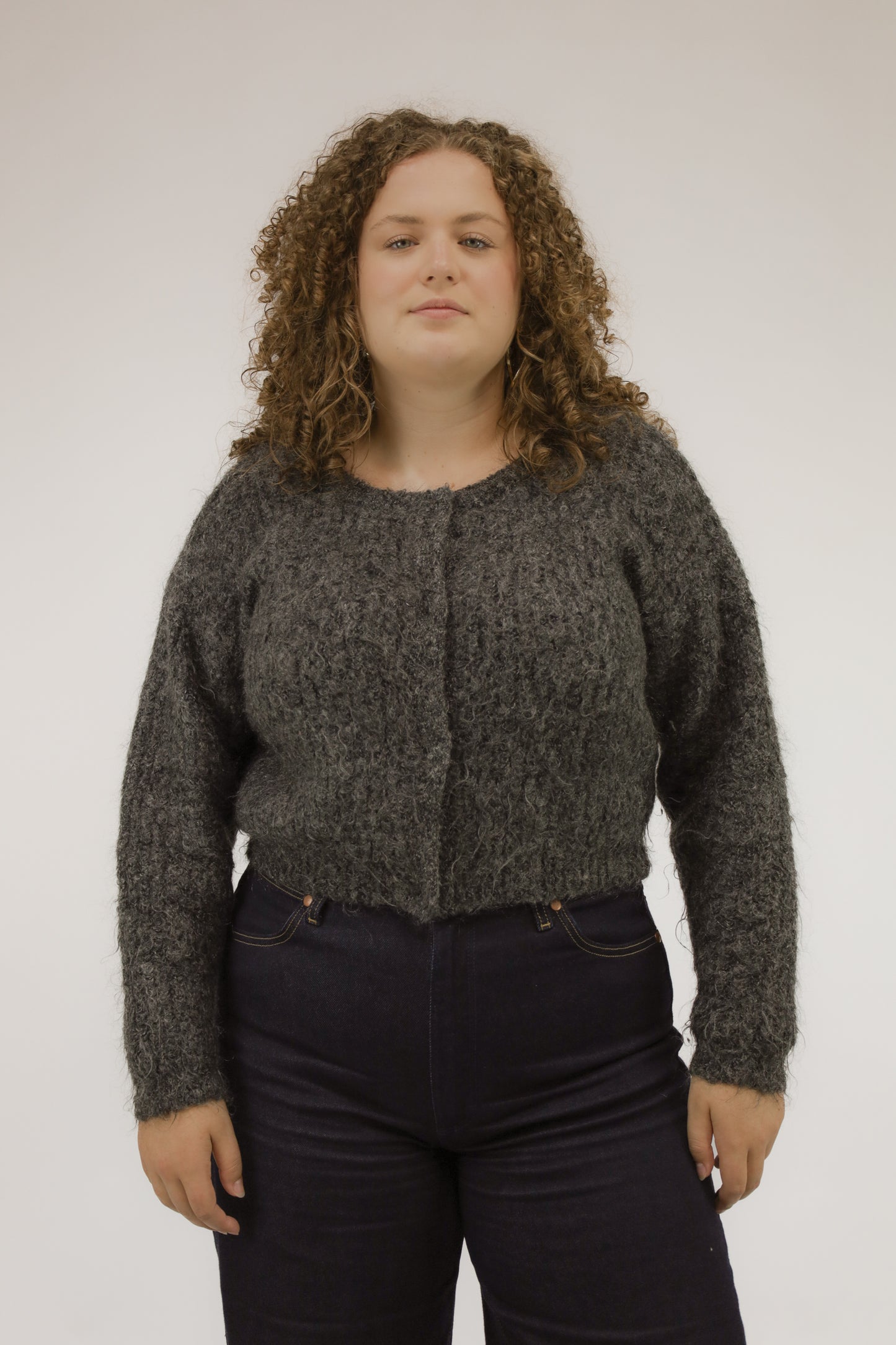 Vooraanzicht van model met grijs mohairmix vintage vest met blinde knoopsluiting.