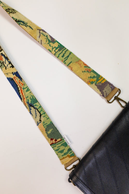 Handgemaakte vintage tassenband van geborduurd katoen met bronskleurige metalen gespen, 4 cm breed en 107 cm lang, ideaal voor upcycling en het maken van unieke tasaccessoires.