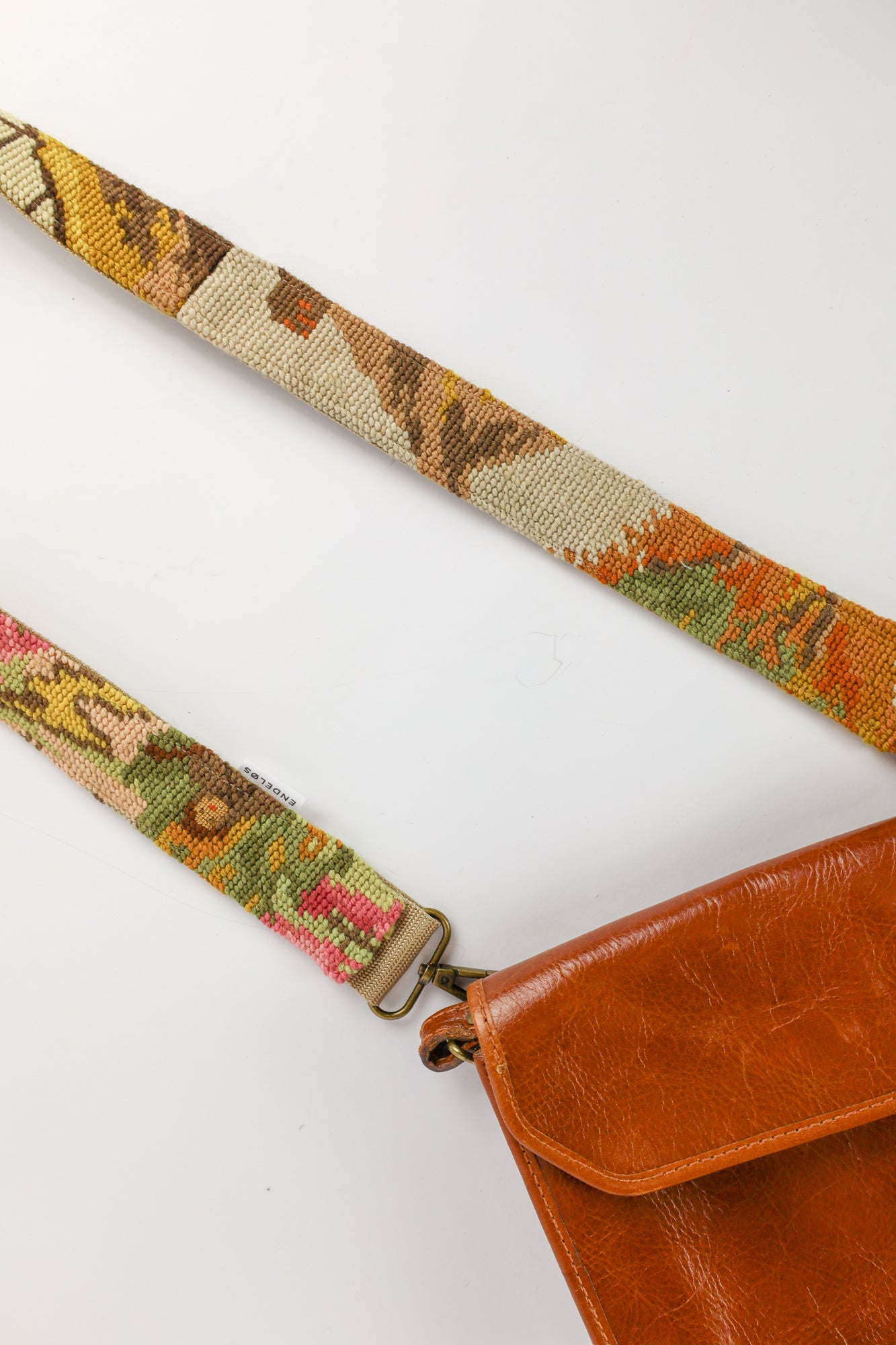 Handgemaakte strap met charmant geborduurd schilderij van een boerderij en schapenhoeder, geschikt voor tas, telefoon of camera.