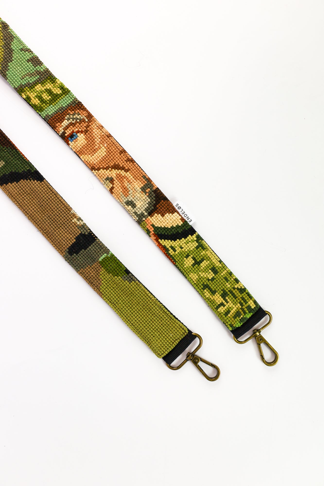 Unieke handgemaakte strap met een man met een pijp, uitgevoerd in groene tinten, voor een persoonlijke flair aan je tas, telefoon of camera.