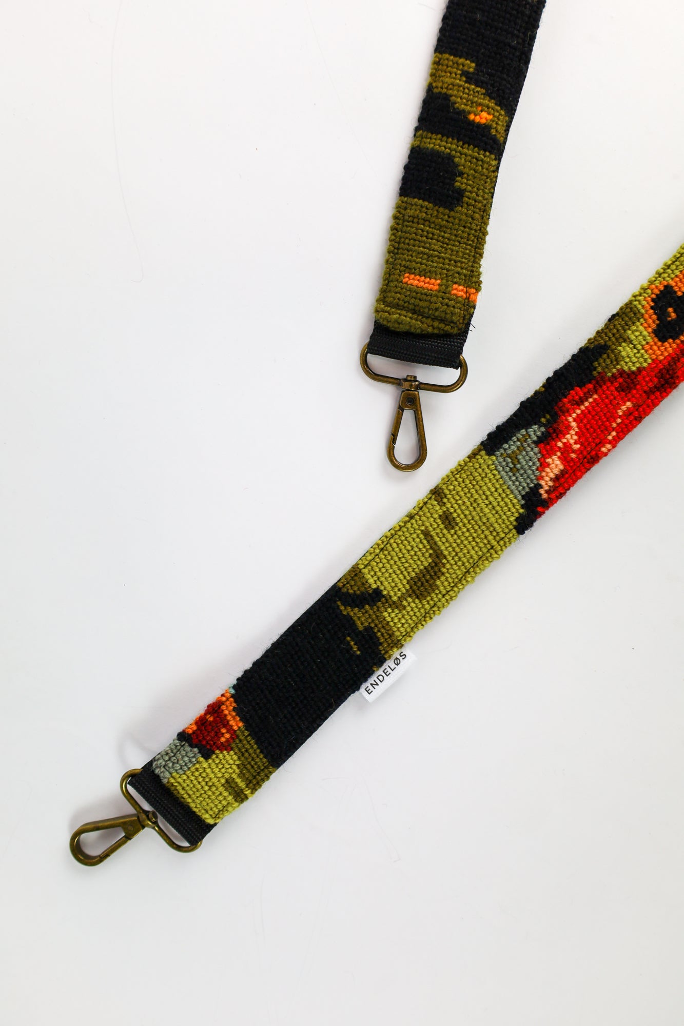 Extra lange strap van vintage geborduurd schilderij met overheersende oranje tinten, perfect voor tas, telefoon of camera.