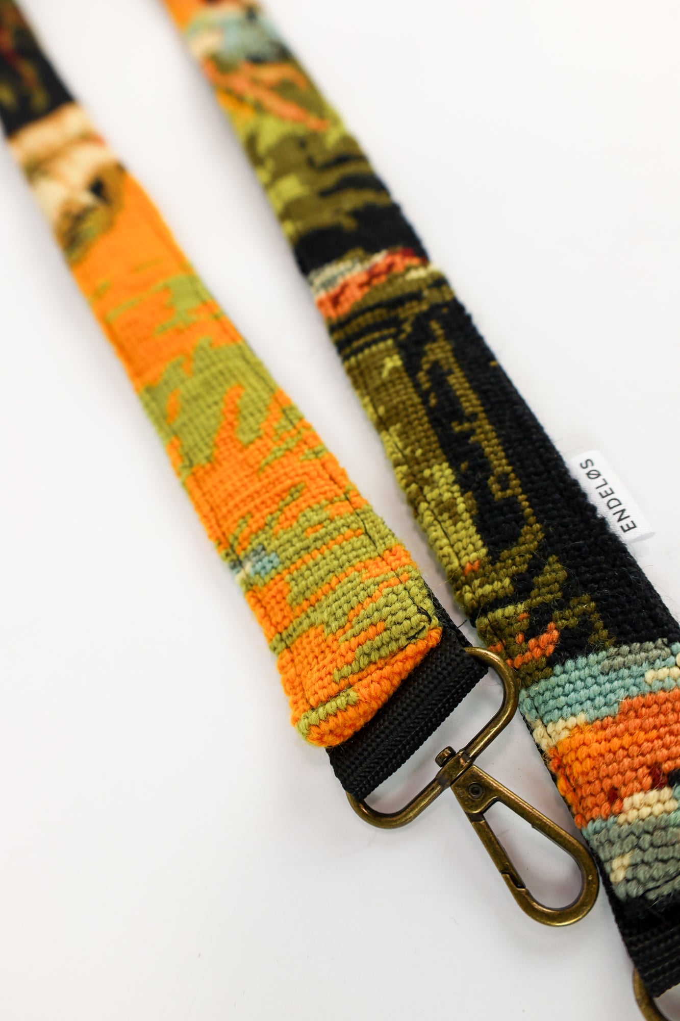 Strap gemaakt van een kleurrijk vintage geborduurd schilderij, met een focus op oranje, ideaal voor een persoonlijke touch.