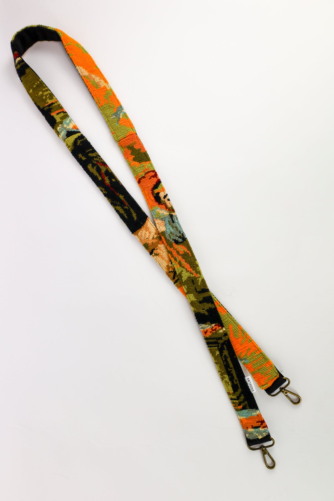 Extra lange strap van vintage geborduurd schilderij met overheersende oranje tinten, perfect voor tas, telefoon of camera.
