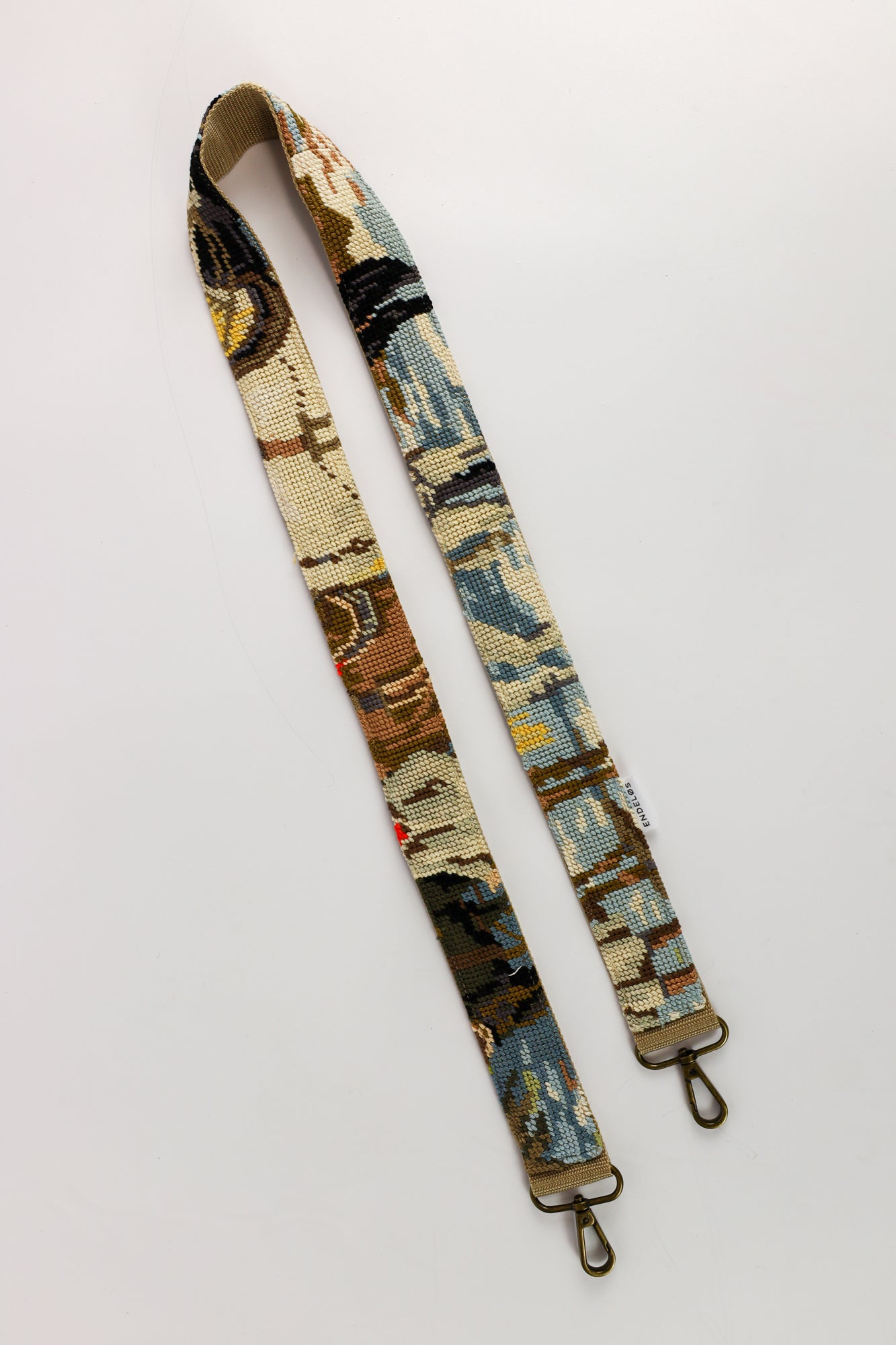 Handgemaakte strap van vintage geborduurd schilderij met drie paarden die hout verslepen, in blauw, wit, bruin en rood.