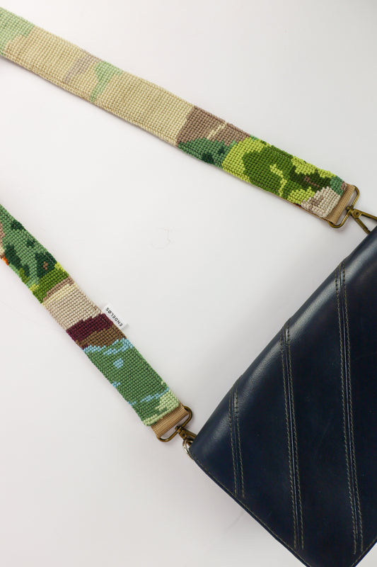 Handgemaakte tassenband van vintage geborduurd schilderij met een Hollands plattelandschap en molen in pastelkleuren.