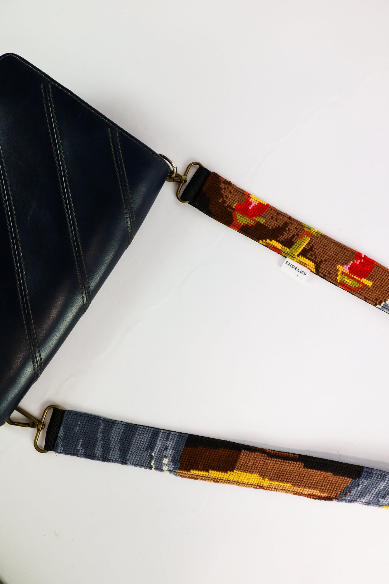 Handgemaakte strap van een geborduurd schilderij met een sfeervol stilleven in warme tinten, perfect voor tas, telefoon of camera.
