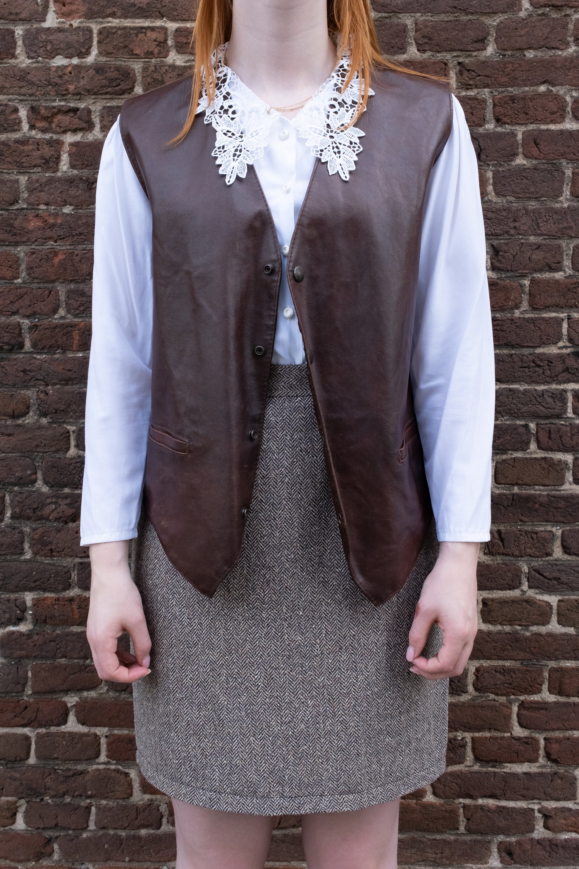 leathergilet-lace-blouse-kant-wit-wol-rok-visgraat