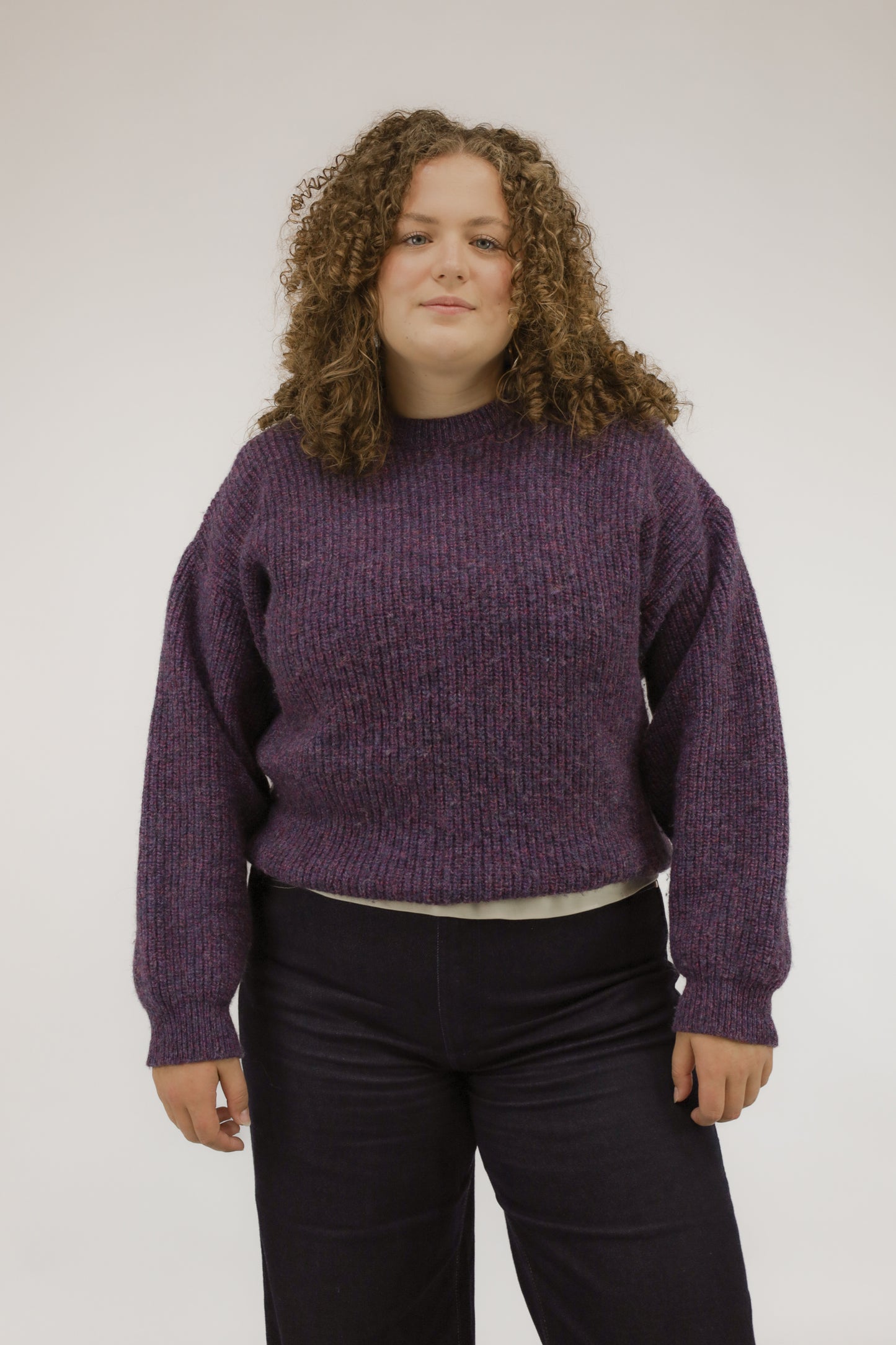 Model draagt paars gemêleerde vintage wollen trui – vooraanzicht, oversized fit.