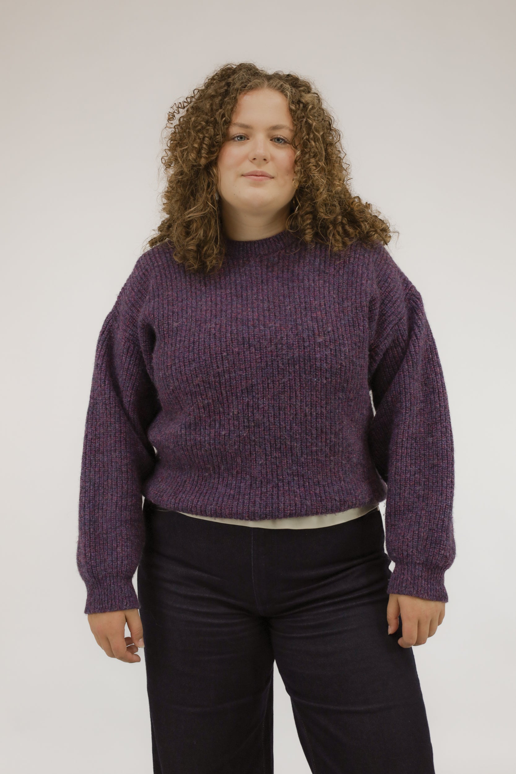 Model draagt paars gemêleerde vintage wollen trui – vooraanzicht, oversized fit.