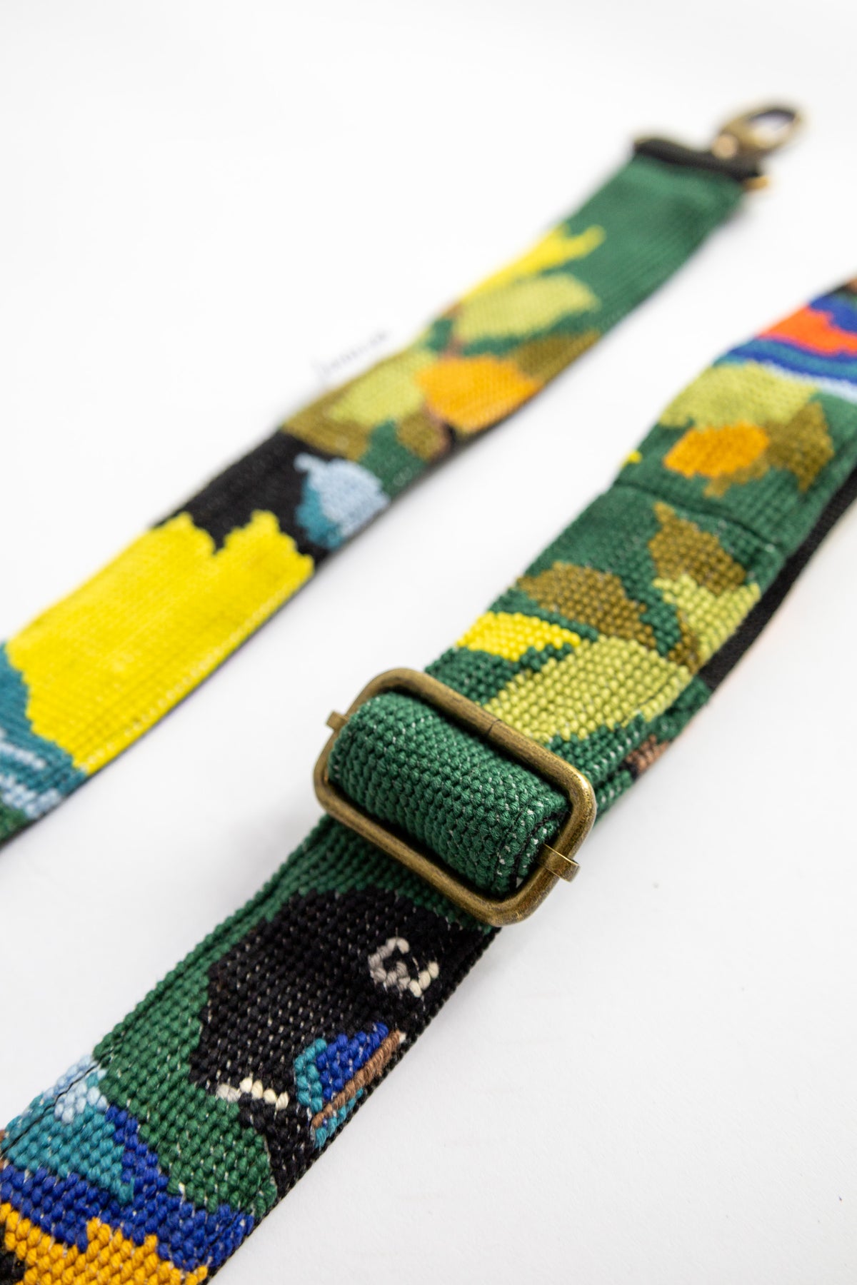 strap van vintage borduurwerk - papegaai - verstelbaar