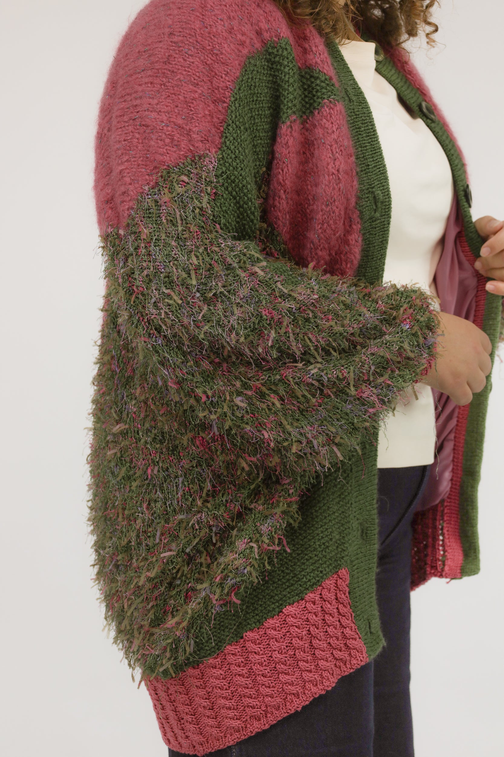 Close-up van model met vintage oversized vest – detail van mohair breisel en kleurrijke textuur.