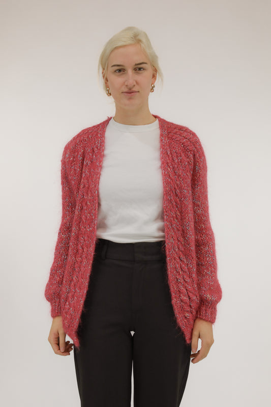 Model draagt oversized vintage vest met roze basis en melange-effect – vooraanzicht.