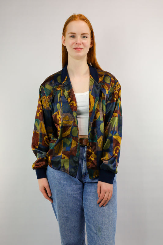Model draagt vintage zijden bomberjack met grafische print – vooraanzicht