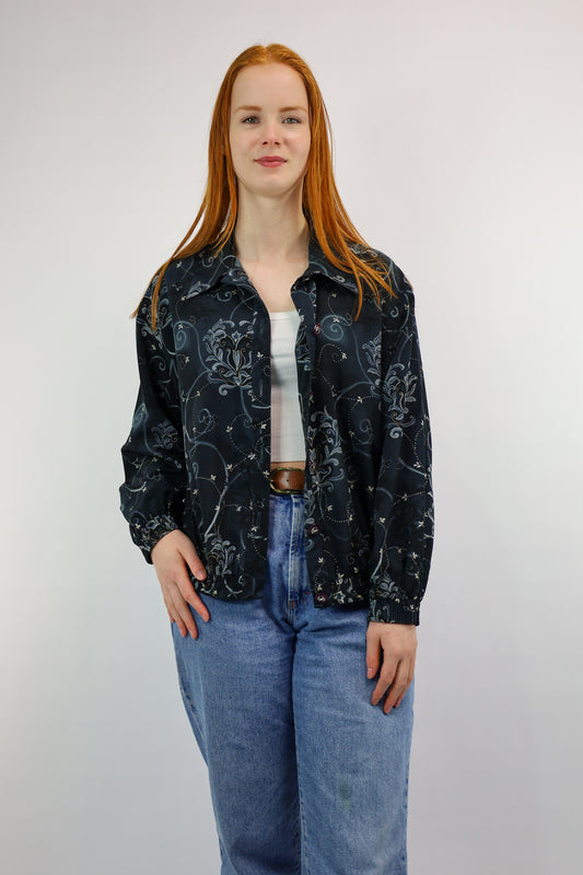 Model draagt vintage paisley bomberjack van Willow Ridge – vooraanzicht