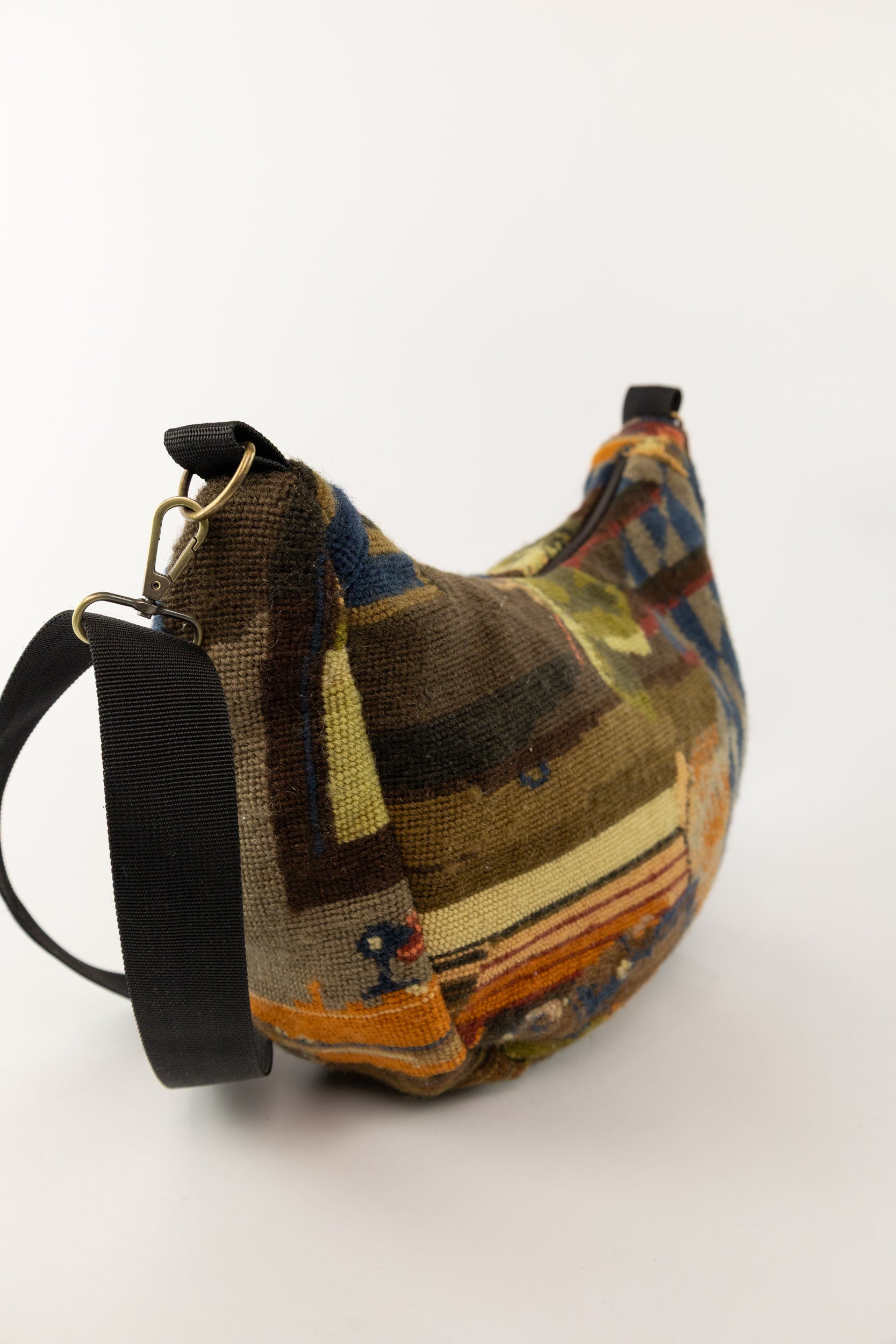 duurzame tas gemaakt van gerecyclede stoffen en borduurwerk