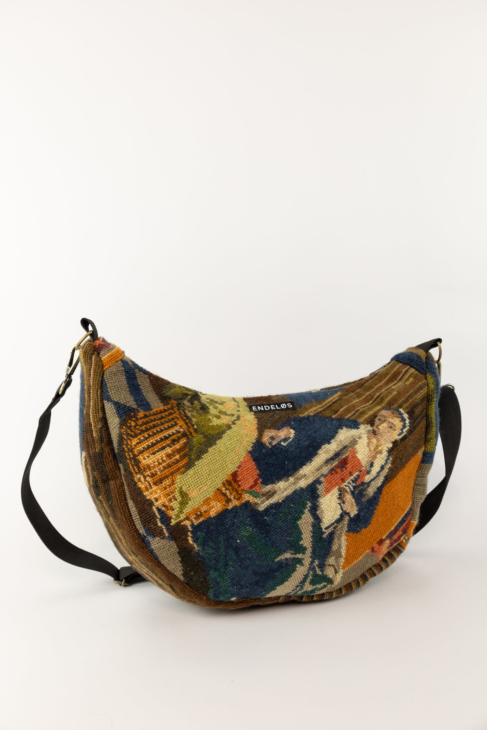 detail van kleurrijk borduurwerk op handgemaakte tas