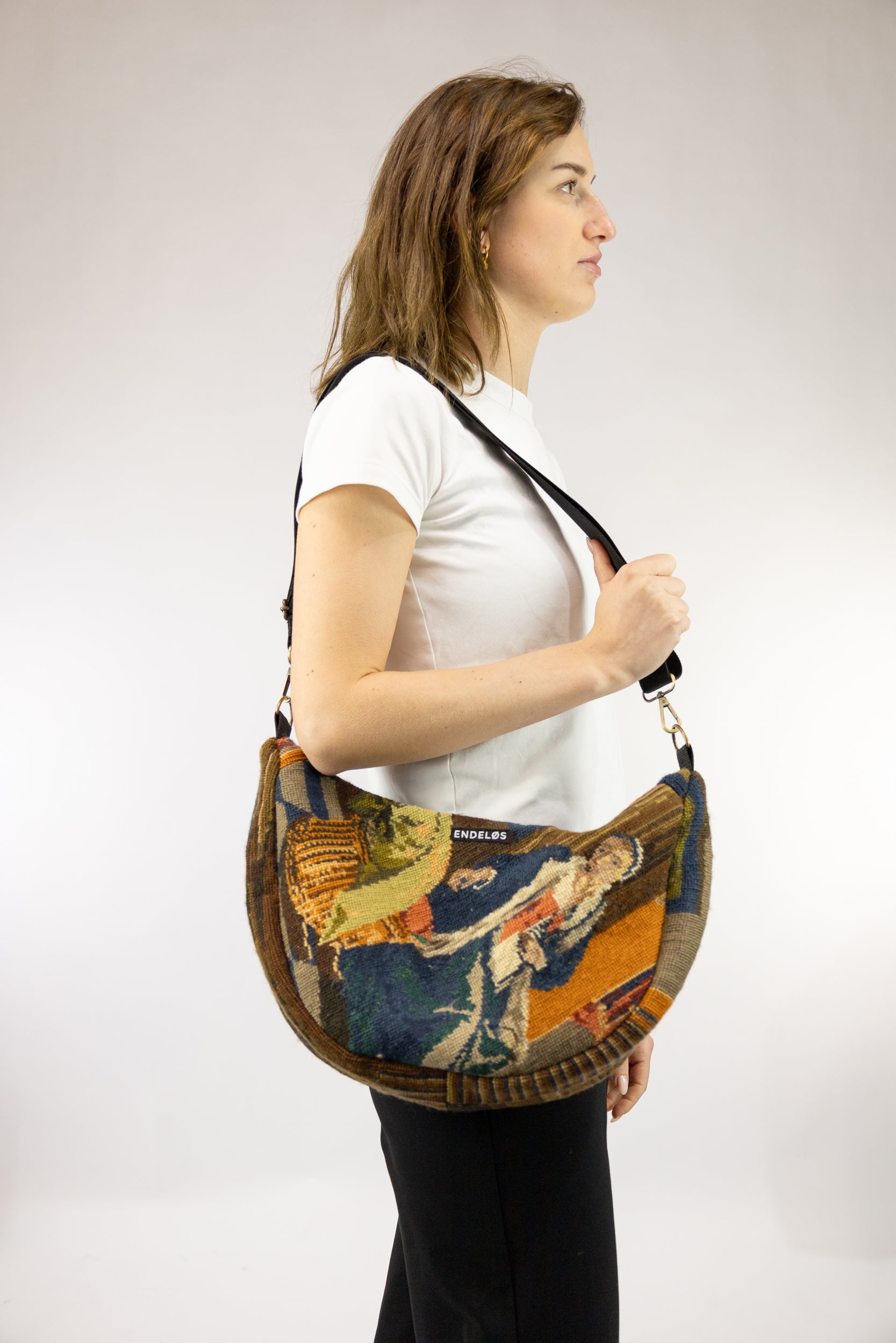 handgemaakte geborduurde tas van vintage textiel