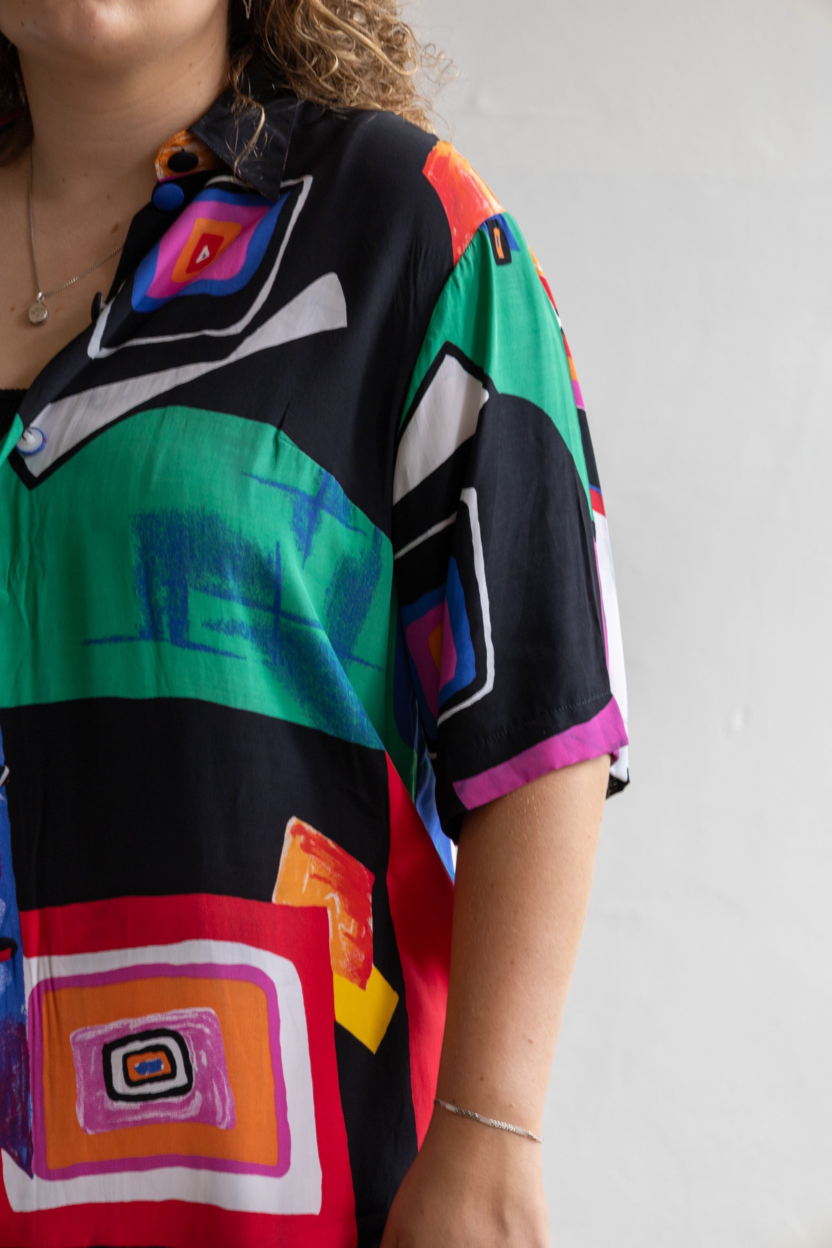 Detail van de vintage Karlsbader blouse met fantasy print op soepele viscose stof en beklede stofknopen.