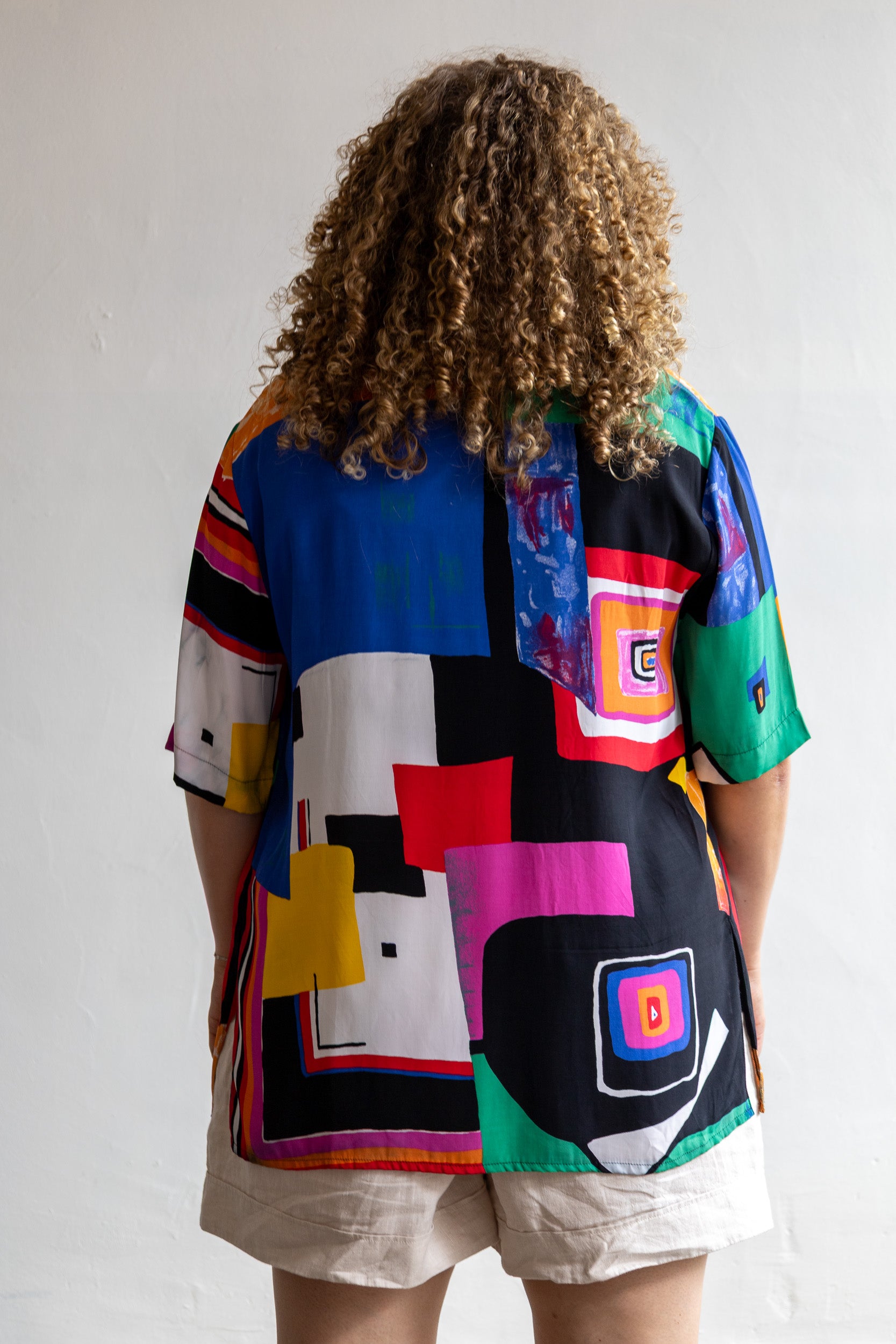 Achterzijde van de vintage Karlsbader blouse met doorlopende fantasy all-over print van viscose in maat XL.