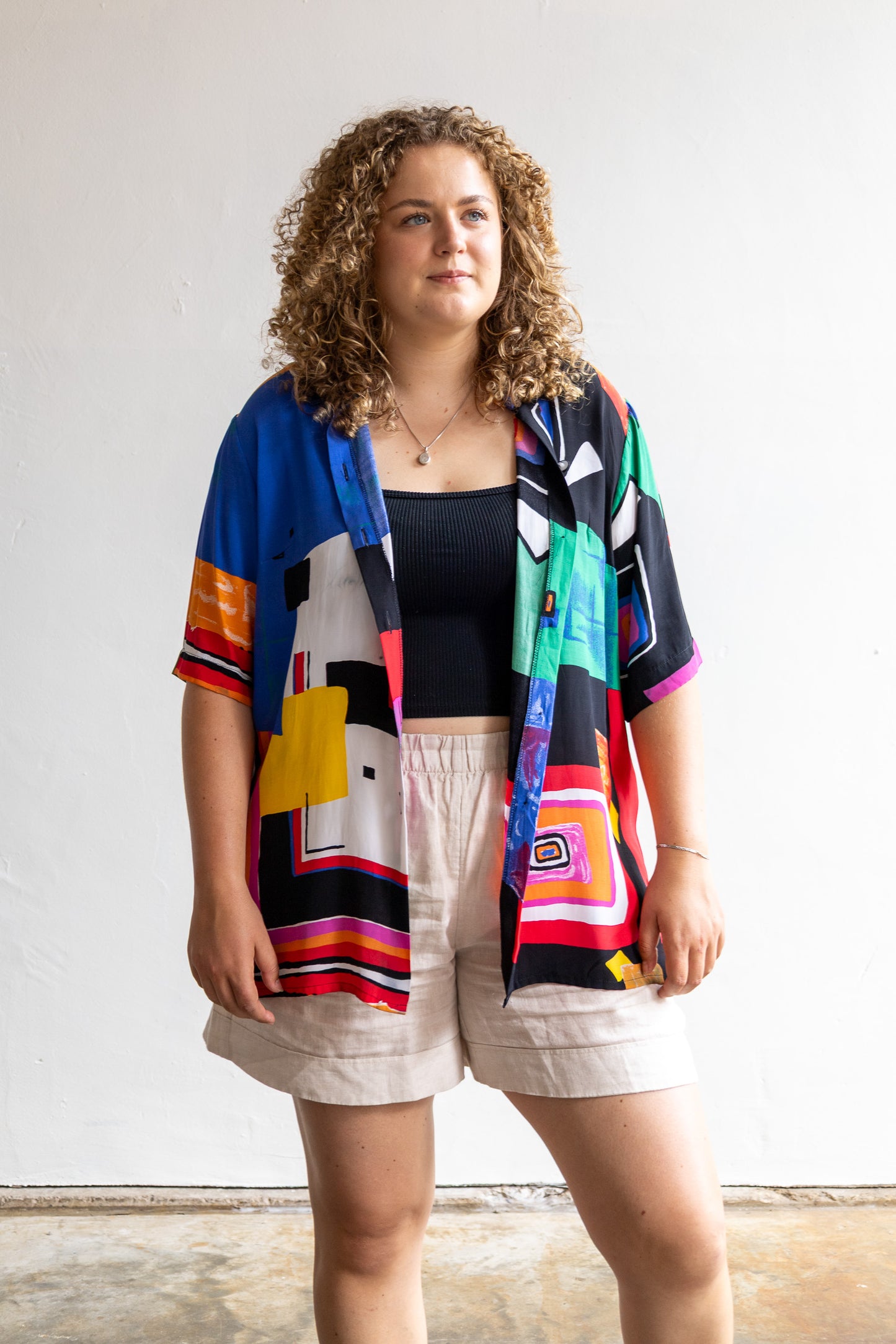 Vintage Karlsbader blouse met kleurrijke fantasy all-over print, stofknopen en lange mouwen in maat XL.