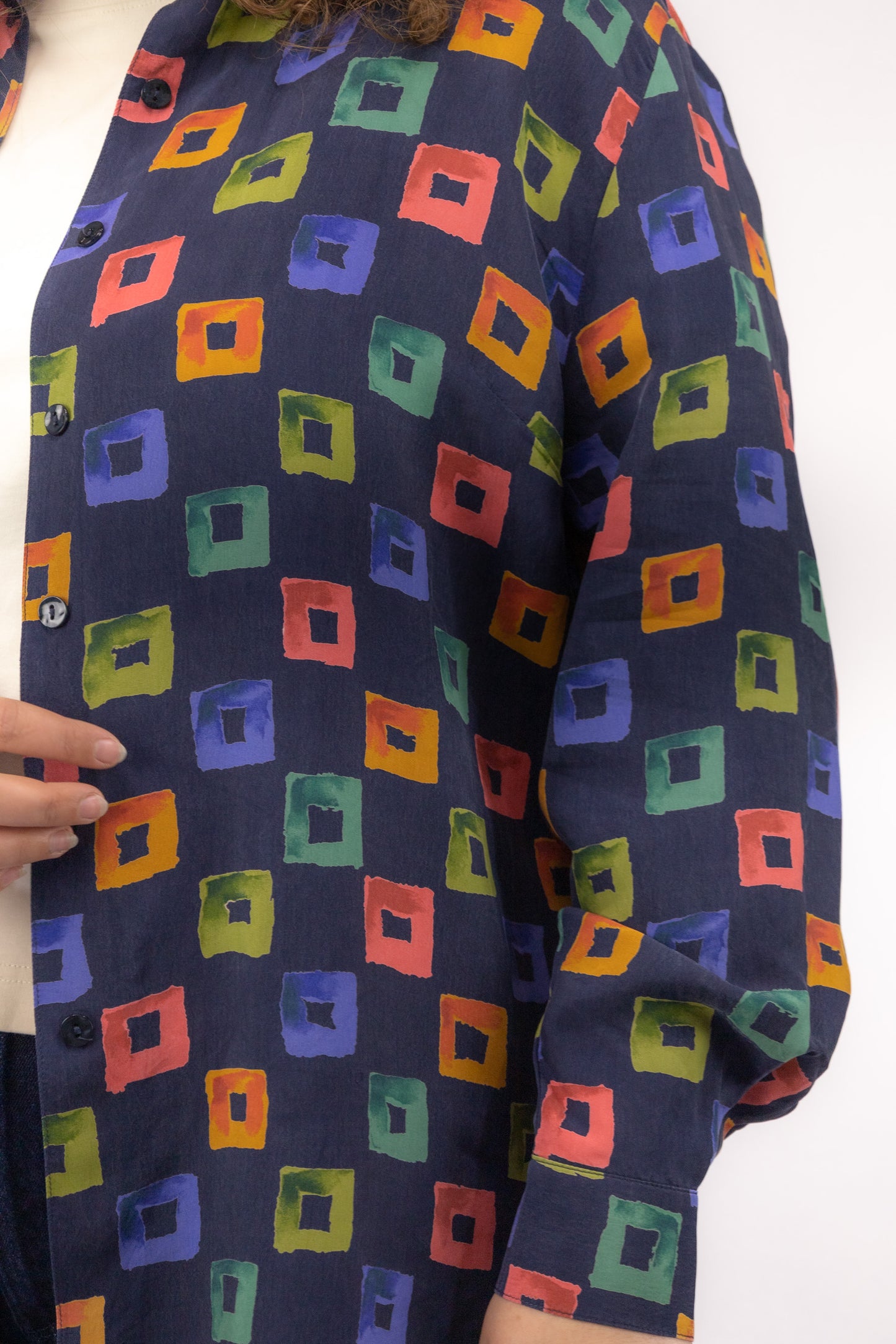 detail vintage blouse cupro stof zijdeachtig patroon geblokt kleuren