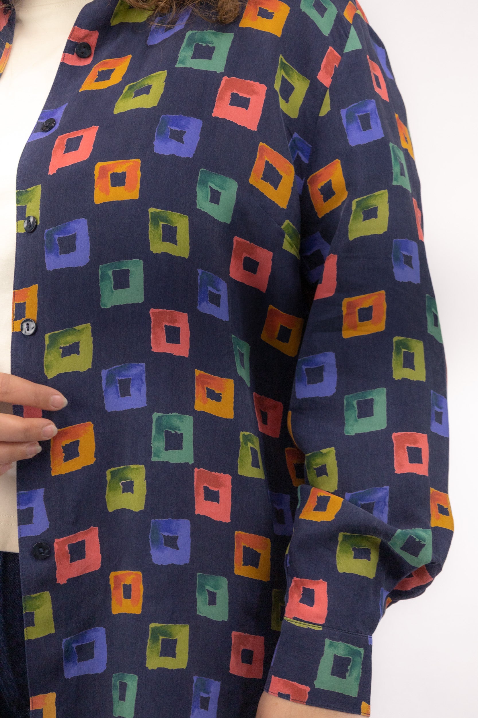 detail vintage blouse cupro stof zijdeachtig patroon geblokt kleuren