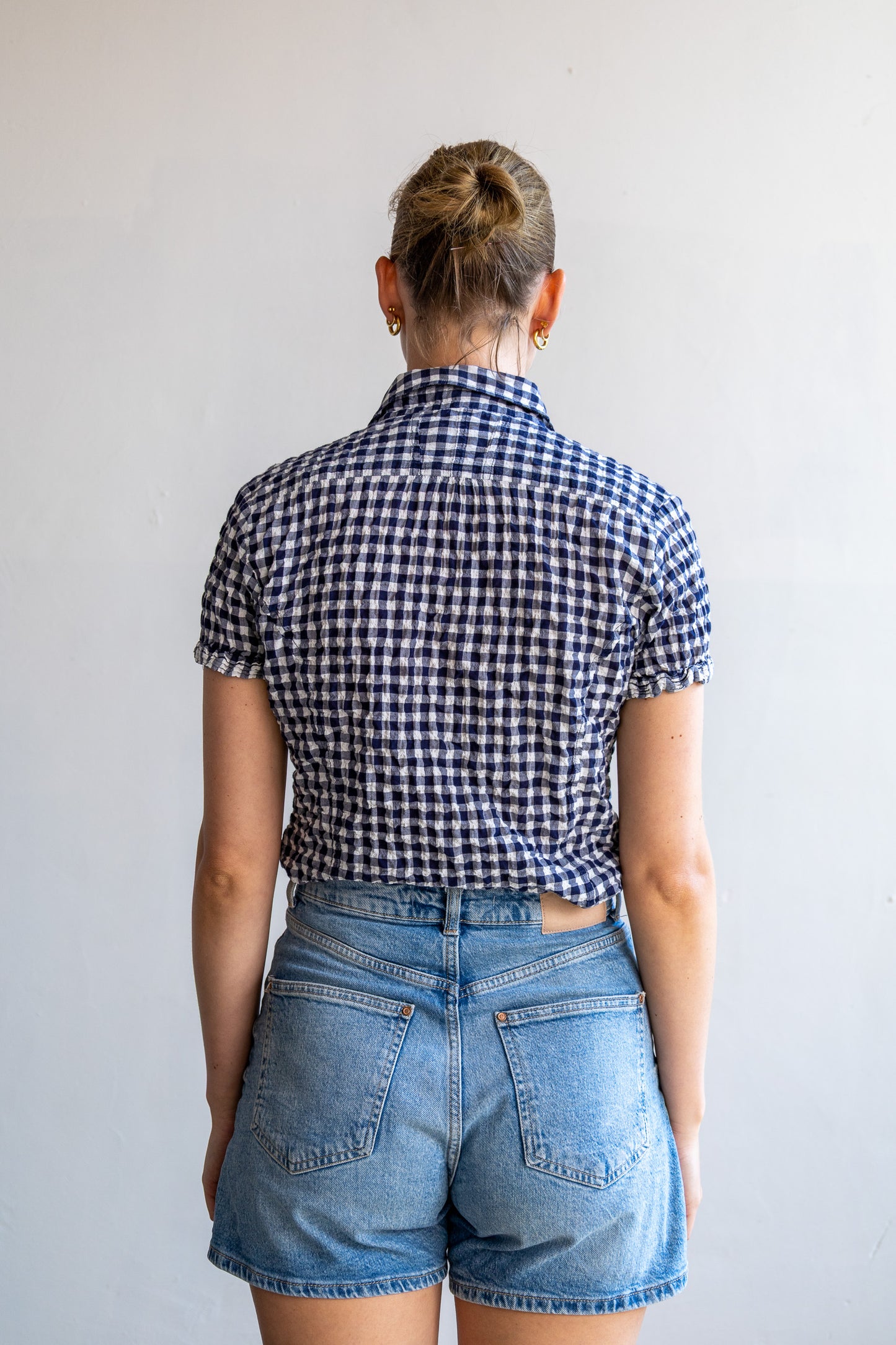 Achterzijde van de vintage Closed blouse met blauw-witte check print en getailleerde pasvorm.