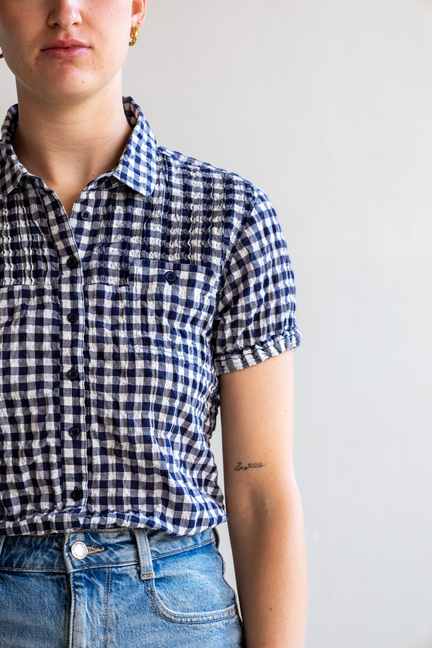 Detail van de vintage Closed blouse met wrinkle effect, ruitprint en deels blinde sluiting.