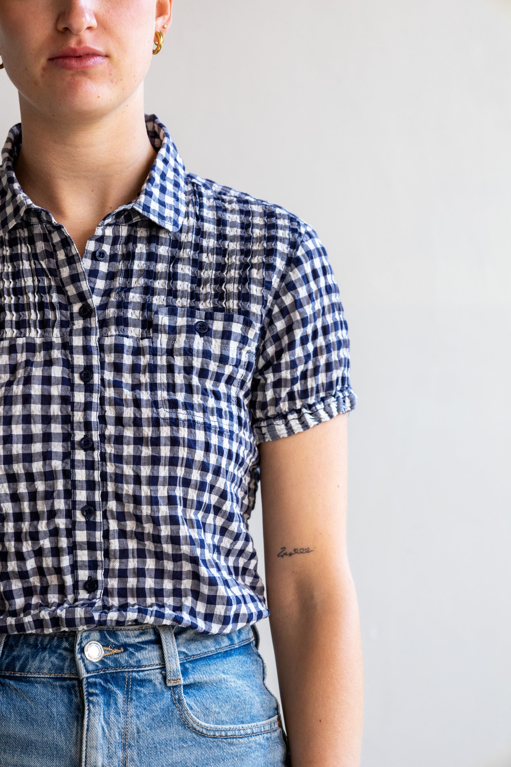 Detail van de vintage Closed blouse met wrinkle effect, ruitprint en deels blinde sluiting.