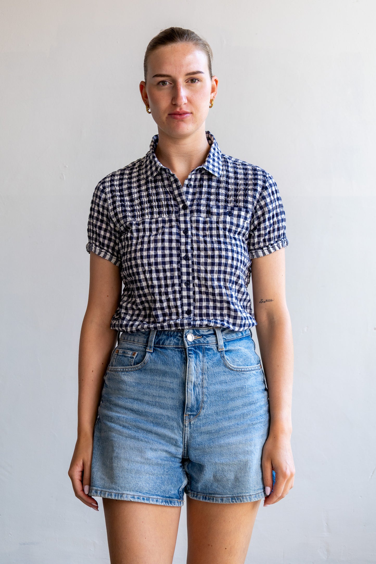 Vintage Closed blouse met blauw-witte ruitprint, rond kraagje en deels blinde knoopsluiting.