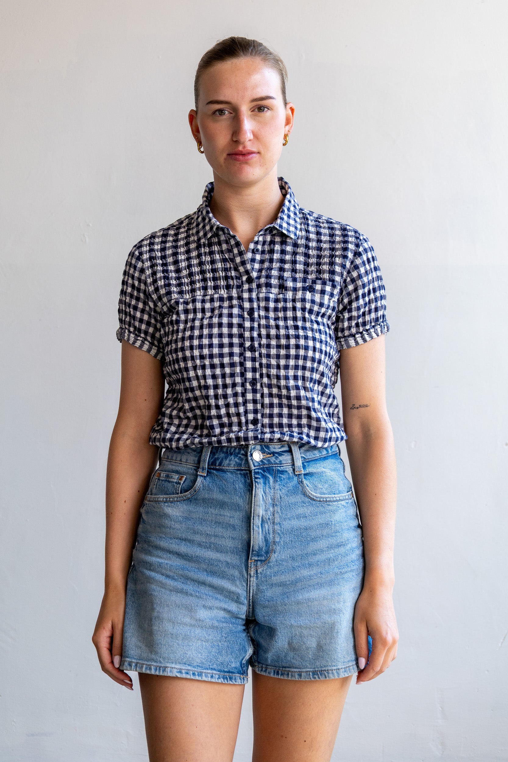 Vintage Closed blouse met blauw-witte ruitprint, rond kraagje en deels blinde knoopsluiting.