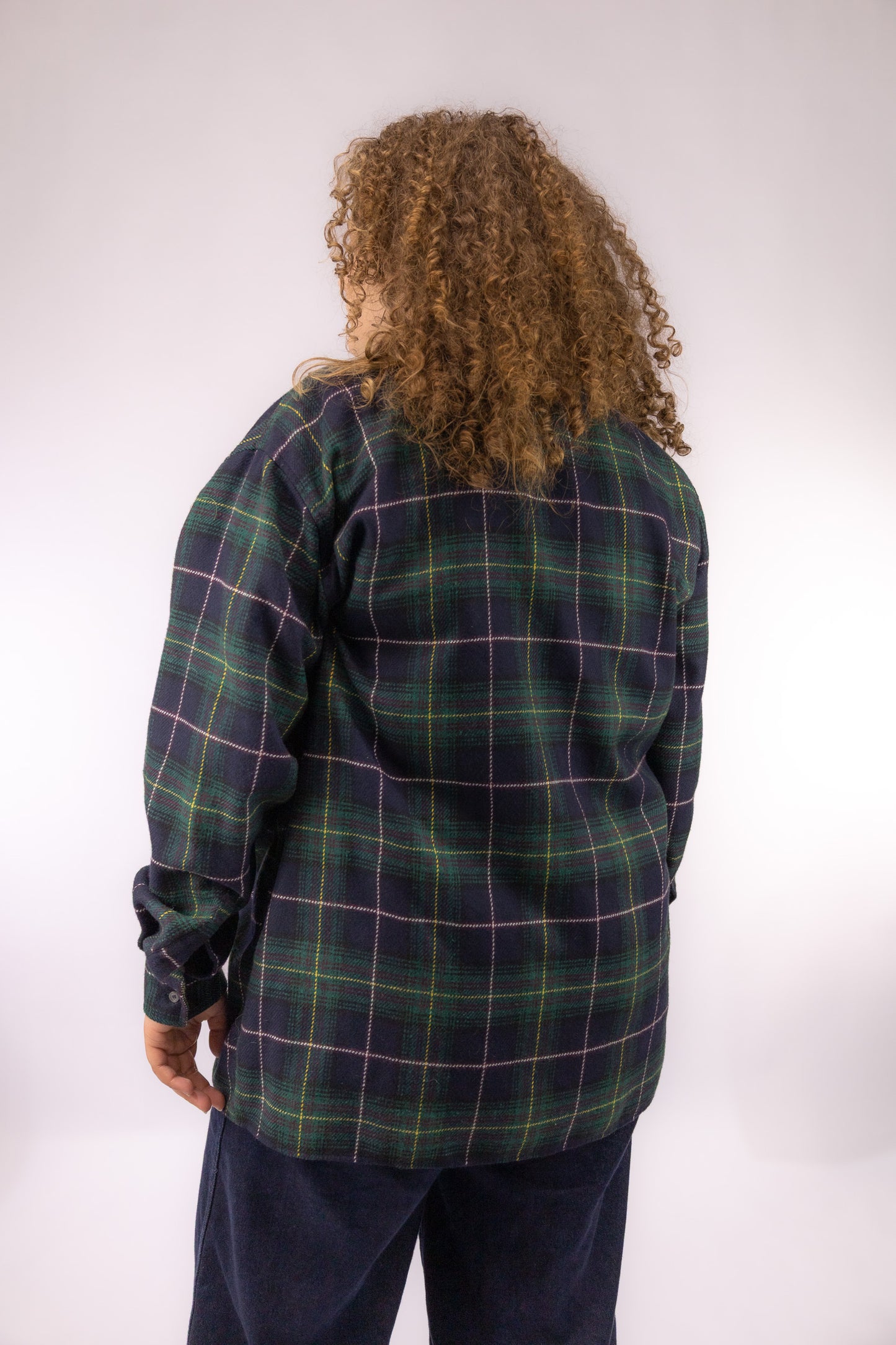 Achteraanzicht van lange vintage buffalo check blouse in blauw en groen