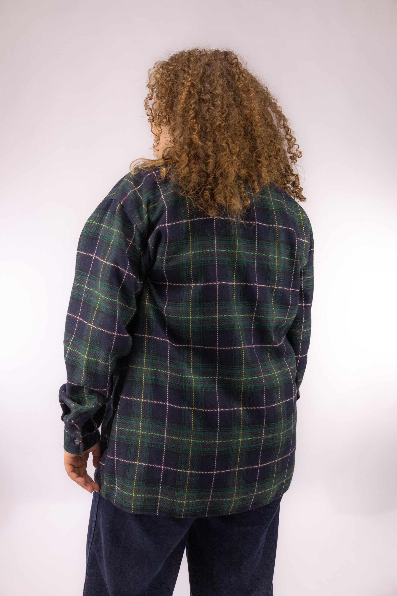 Achteraanzicht van lange vintage buffalo check blouse in blauw en groen