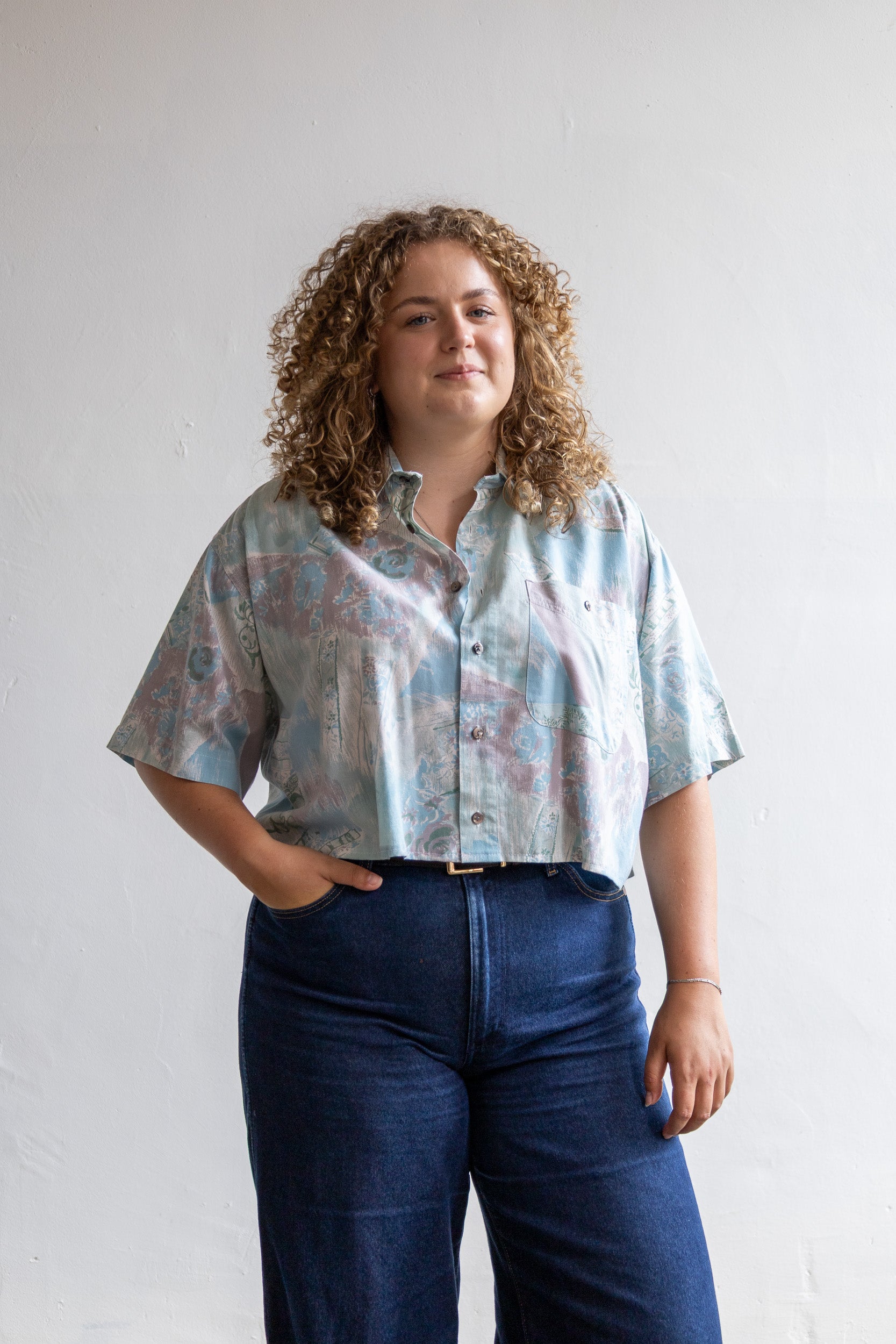 Korte vintage blouse met kleurrijke fantasy print van soepelvallende viscose.