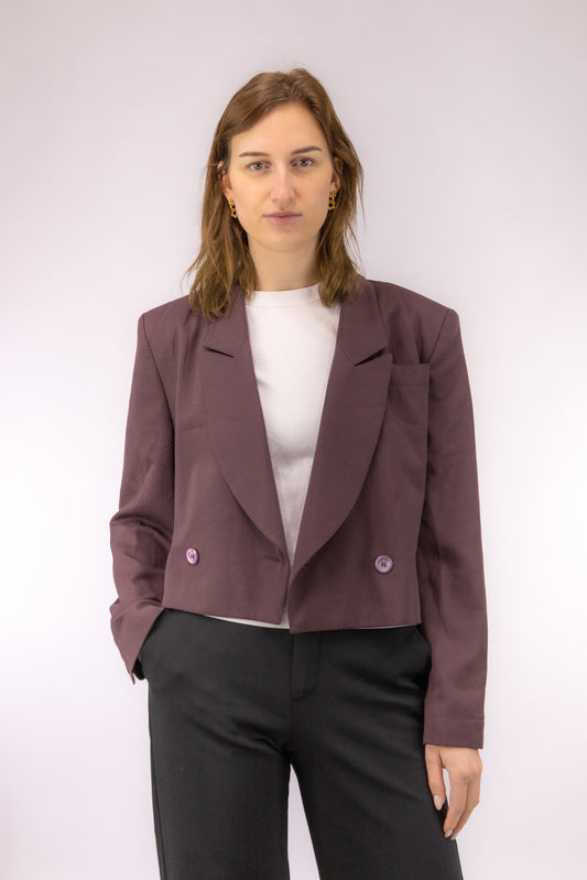Vintage cropped blazer in wijnrode kleur met peak lapel – vooraanzicht
