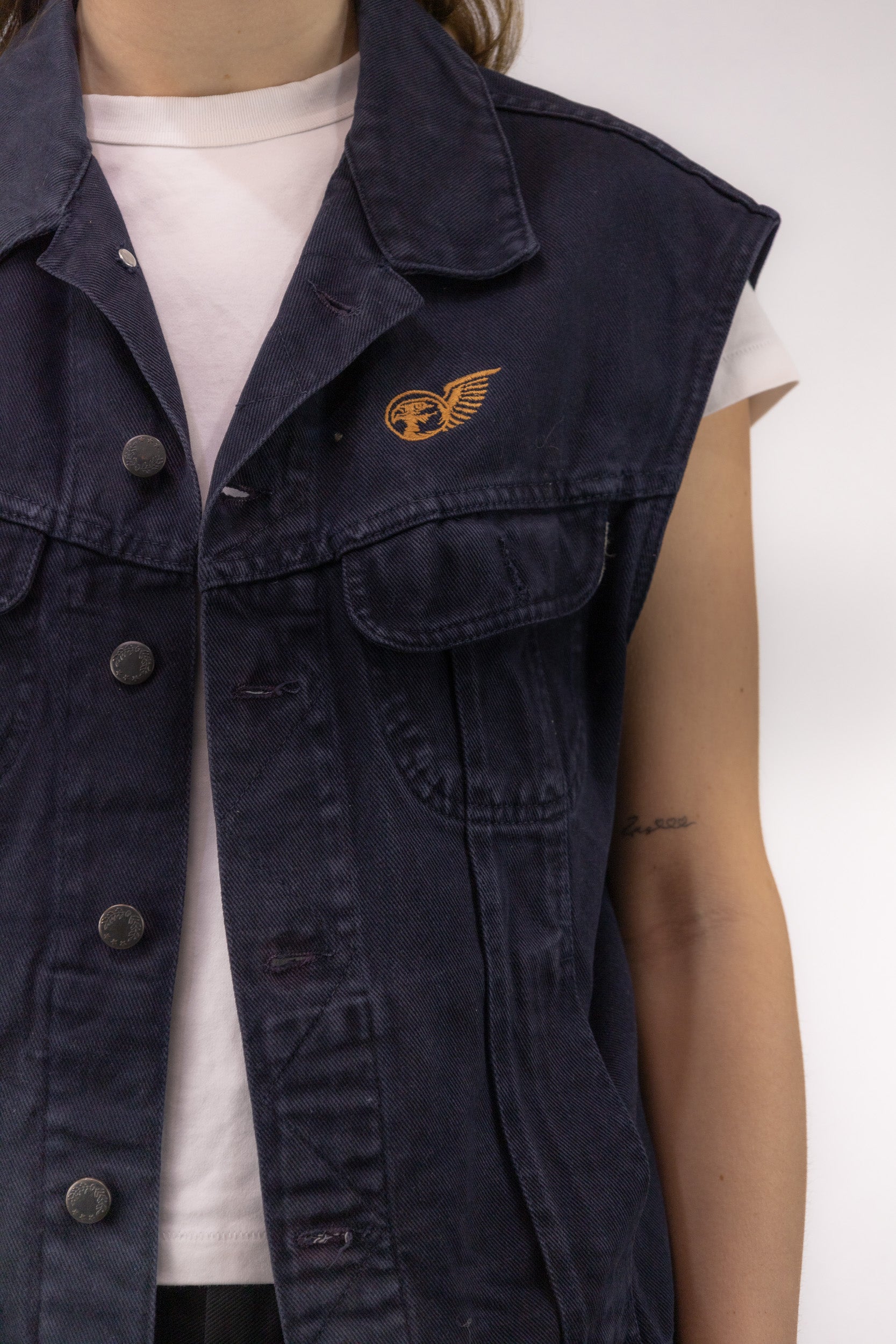 detail vintage denim gilet zwart katoen structuur knopen The Blue Age Carrera