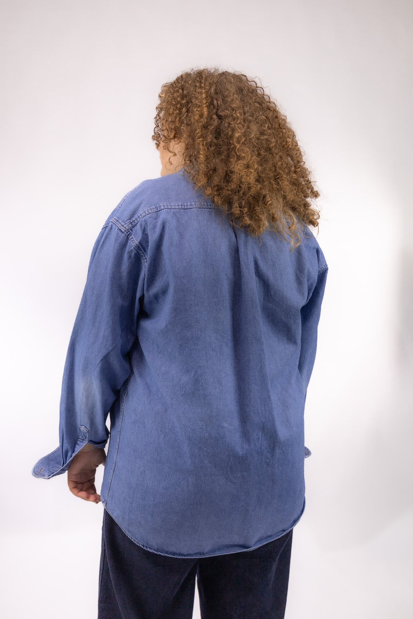 Vintage oversized denim blouse met lichte wassing en klassieke pasvorm – achteraanzicht
