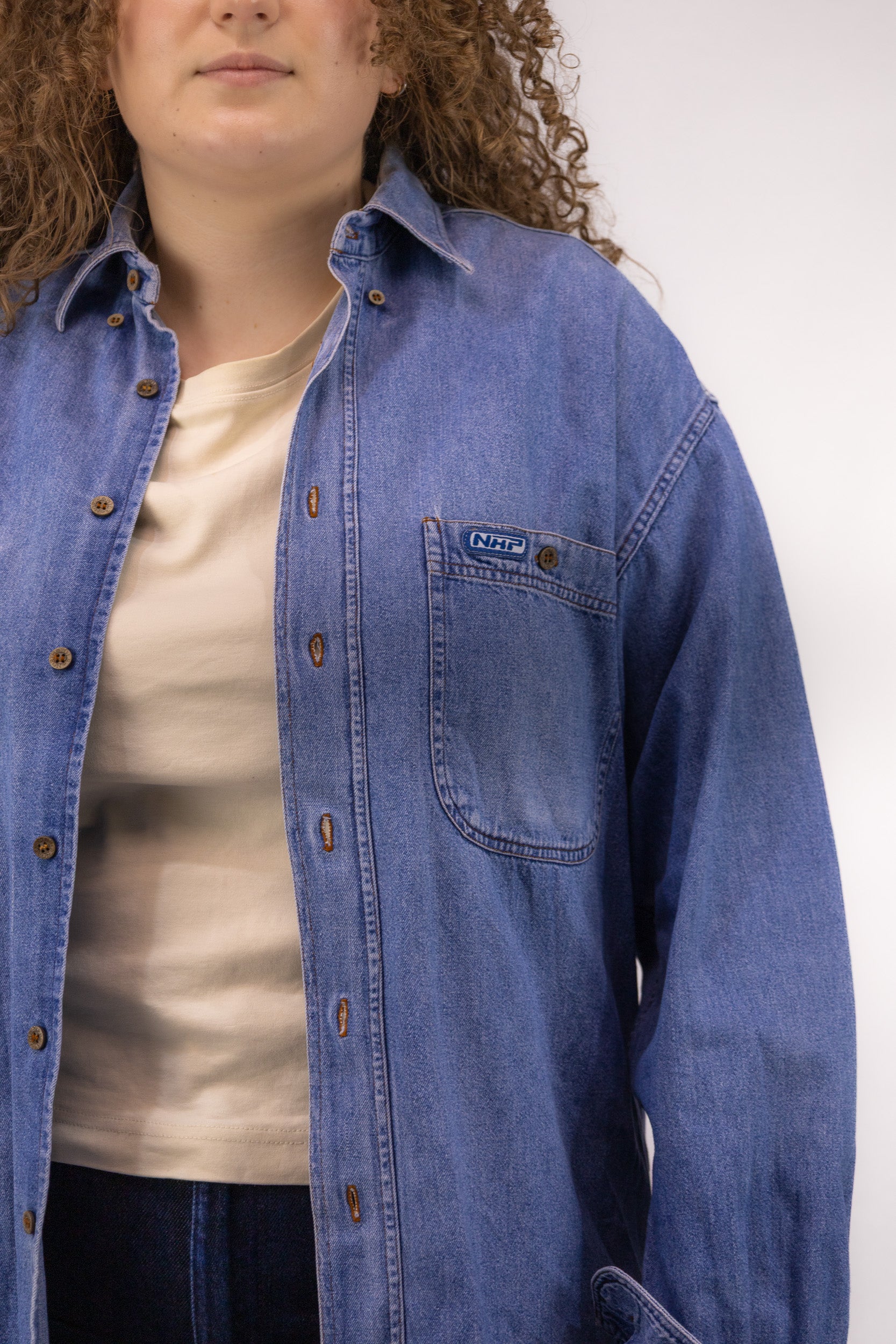 Detail van licht gewassen vintage denim stof van 100% katoen met subtiele structuur