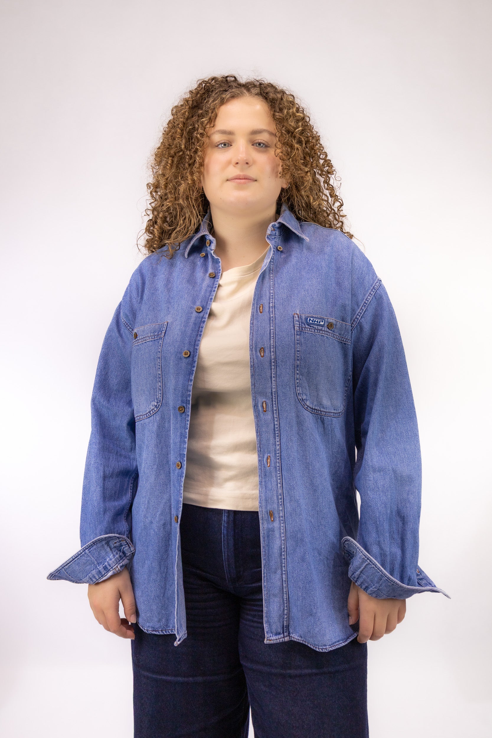 Vintage licht gewassen denim blouse van 100% katoen in oversized herenmodel – vooraanzicht